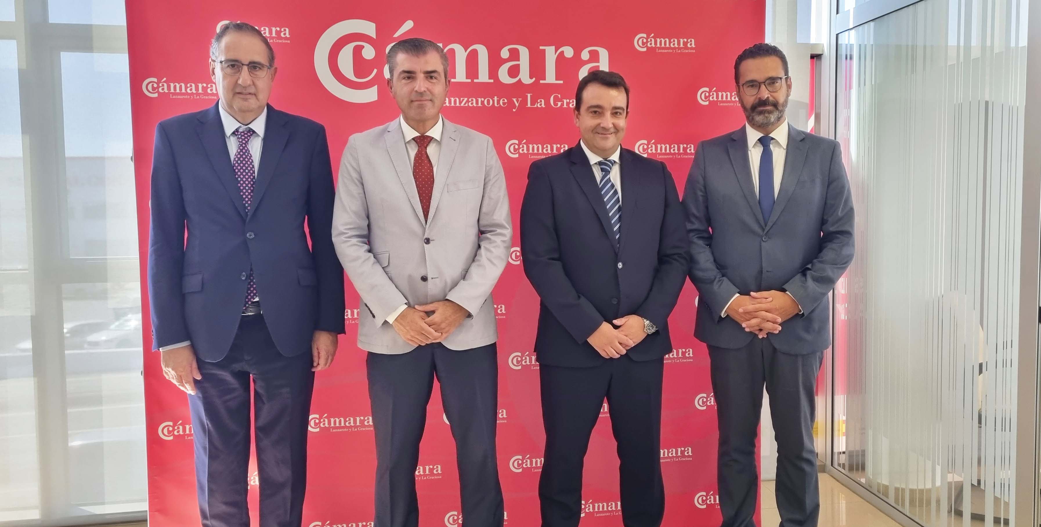El vicepresidente del Gobierno de Canarias, Manuel Domínguez, se reúne con el presidente de la Cámara de Comercio de Lanzarote y La Graciosa, José Valle, para atajar "