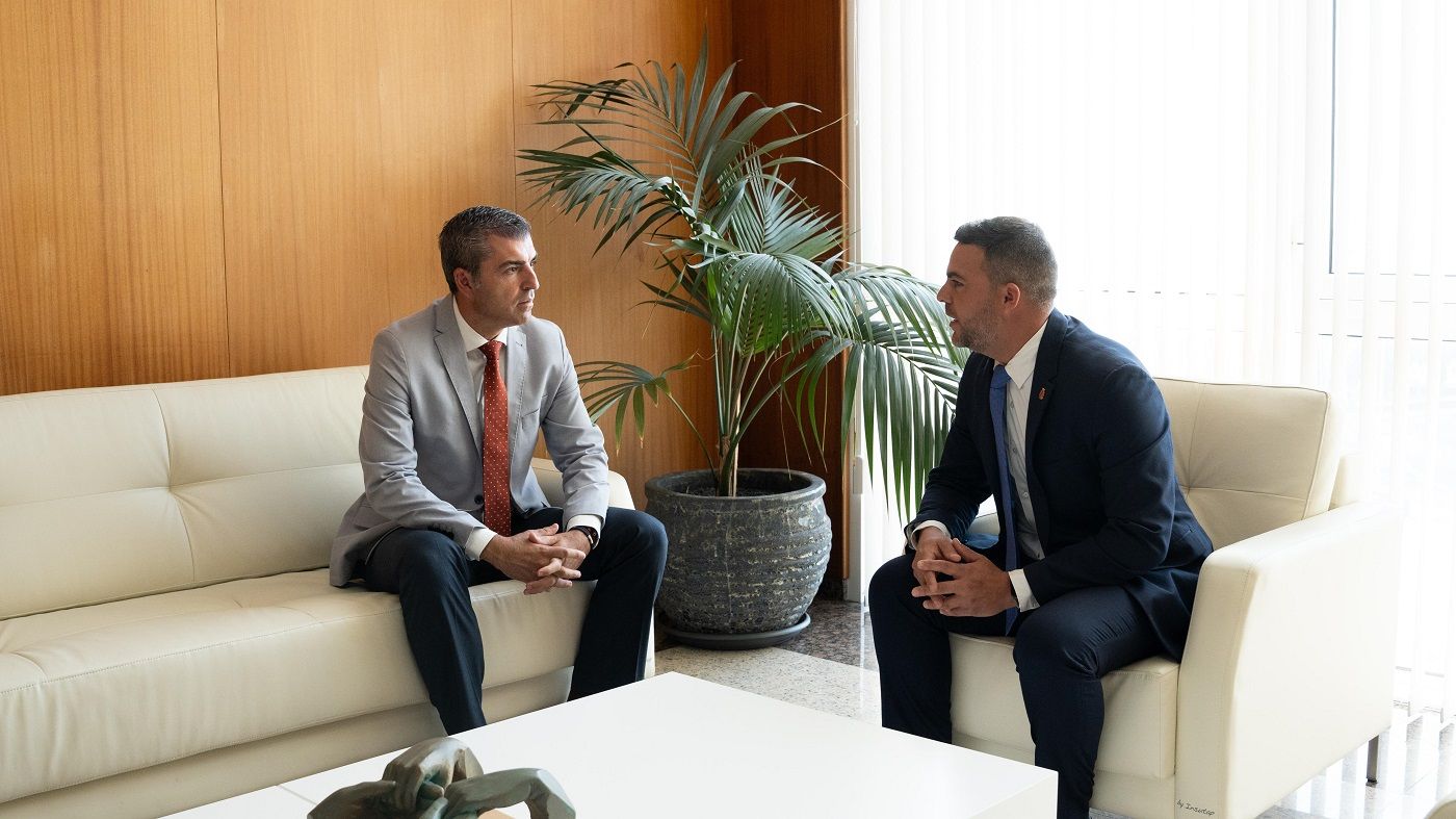 Jacobo Medina y Manuel Domínguez durante su reunión en Lanzarote