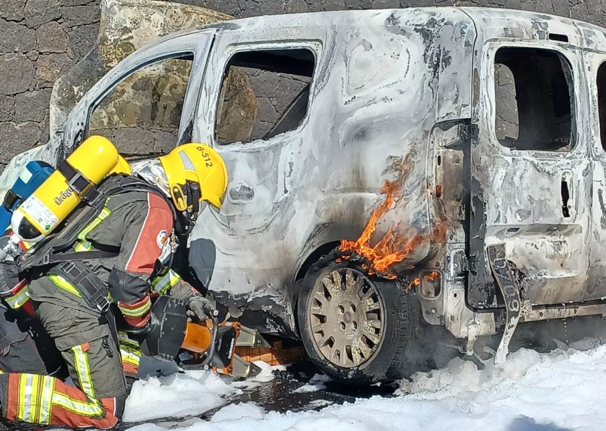 Incendio vehículo en Tías 