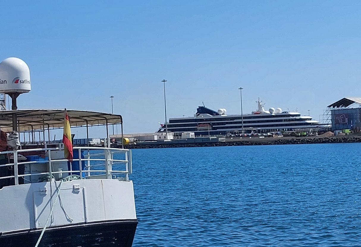 El lujoso World Navigator  atracado este sábado en el muelle de cruceros de Arrecife. 
