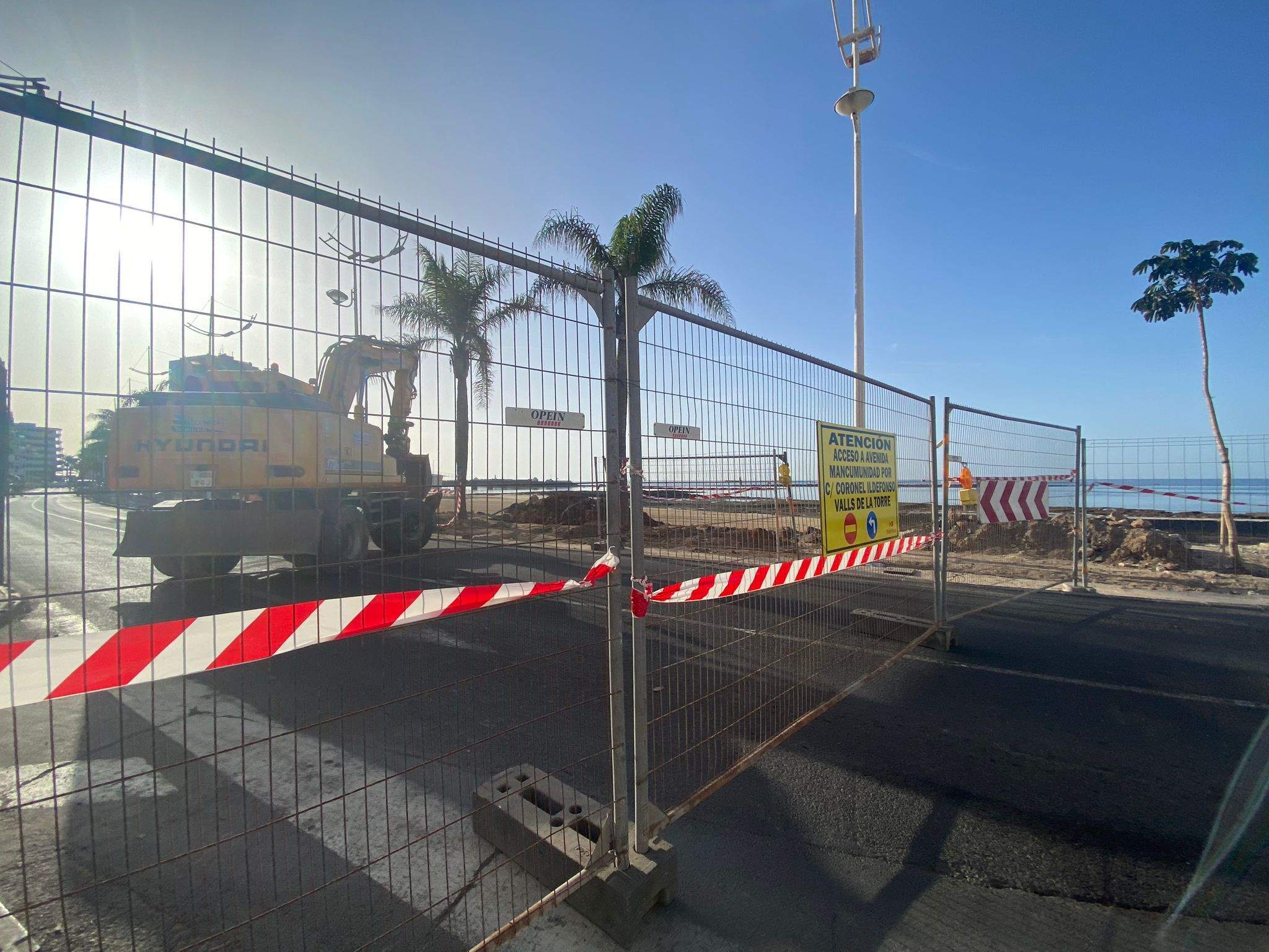 Valla que corta el tráfico de la Avenida Fred Olsen este martes. Foto: La Voz de Lanzarote.