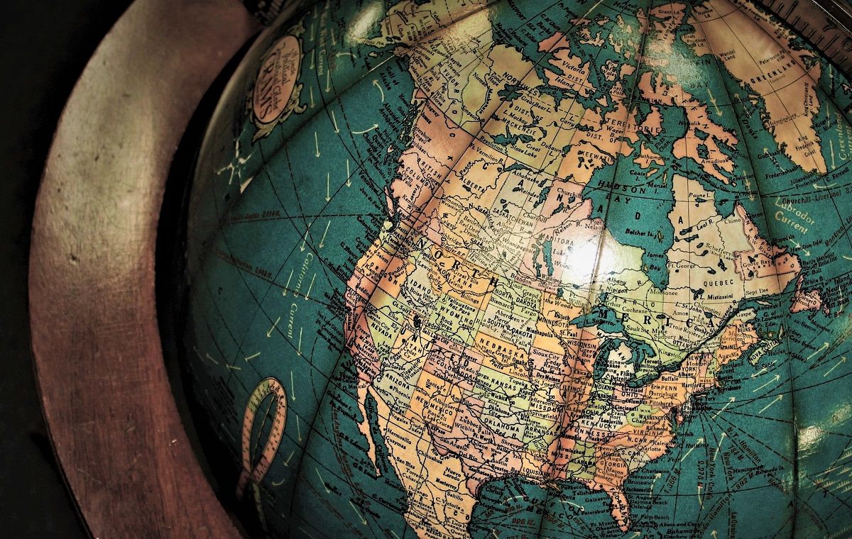 Fragmento de norteamérica en un globo terráqueo. Turismo.