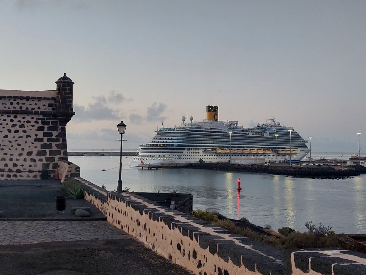 El Costa Firenze en el muelle de cruceros de Arrecife