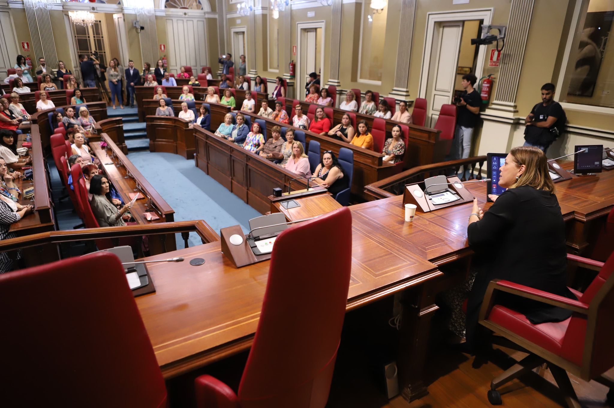 Astrid Pérez opens the Parliament to rural women of the Canary Islands (2)