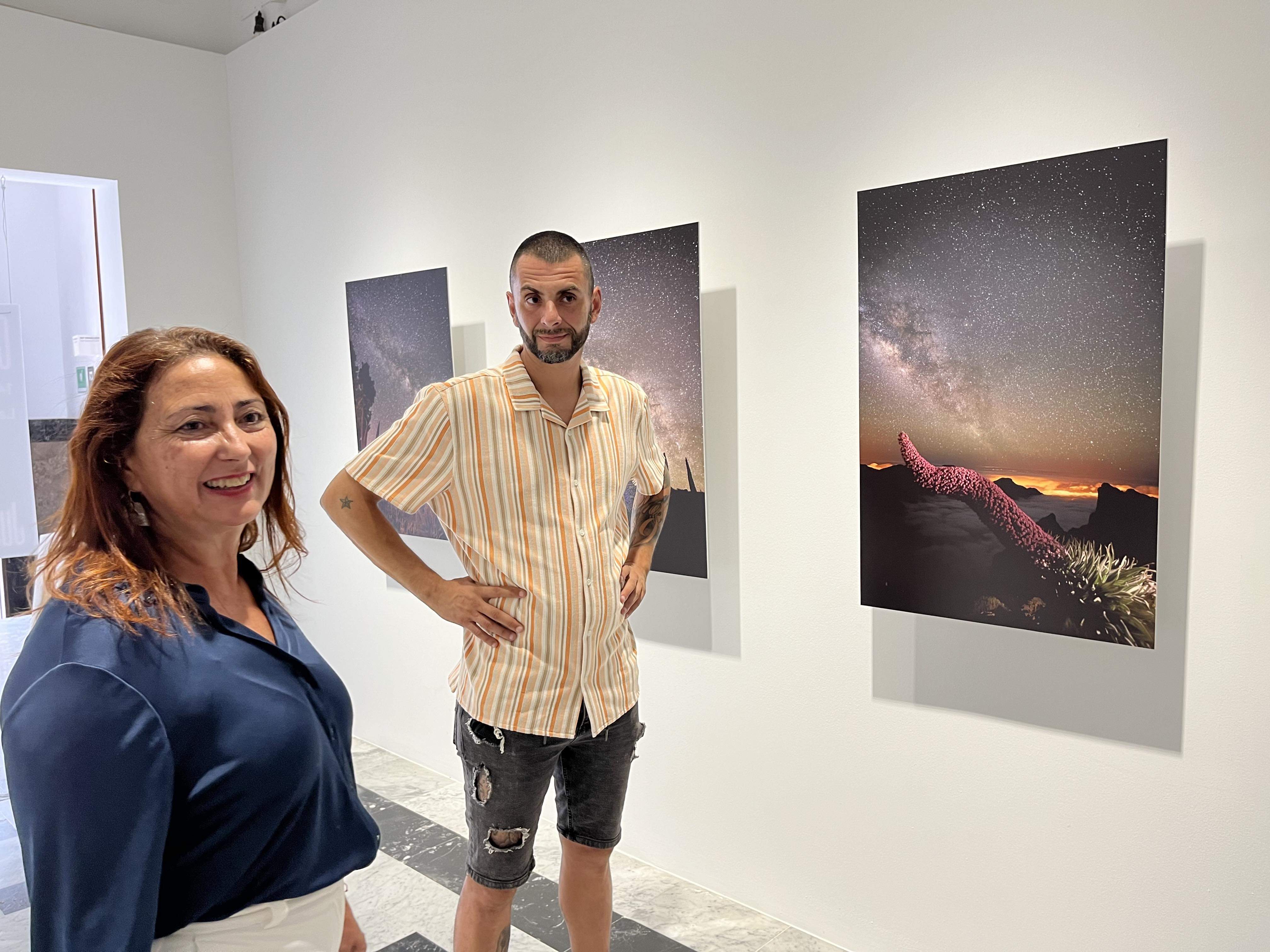 El fotógrafo Juan Méndez en su exposición en la Casa Amarilla del Cabildo.