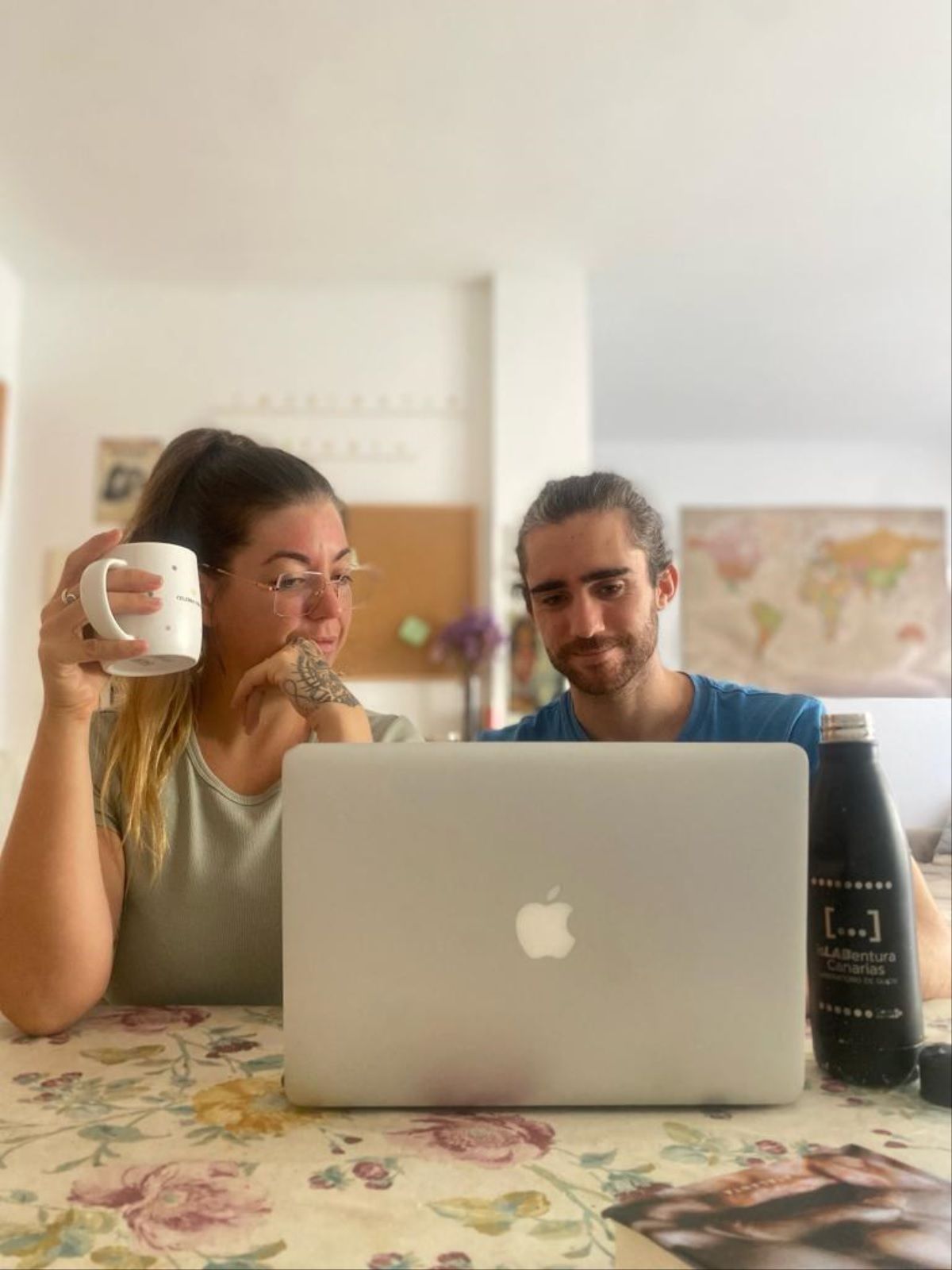 La pareja de guionistas en la preparación de la serie