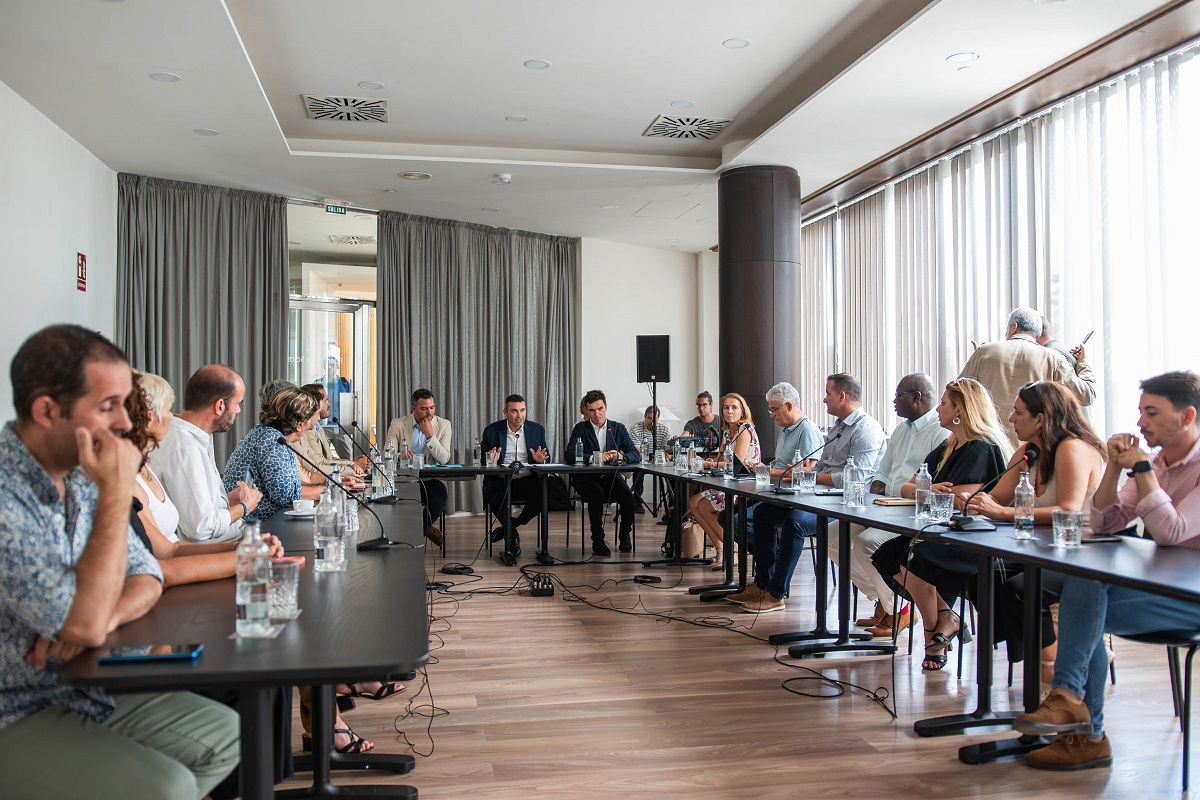 Mesa de Destino Turístico Inteligente con alcaldes de la isla