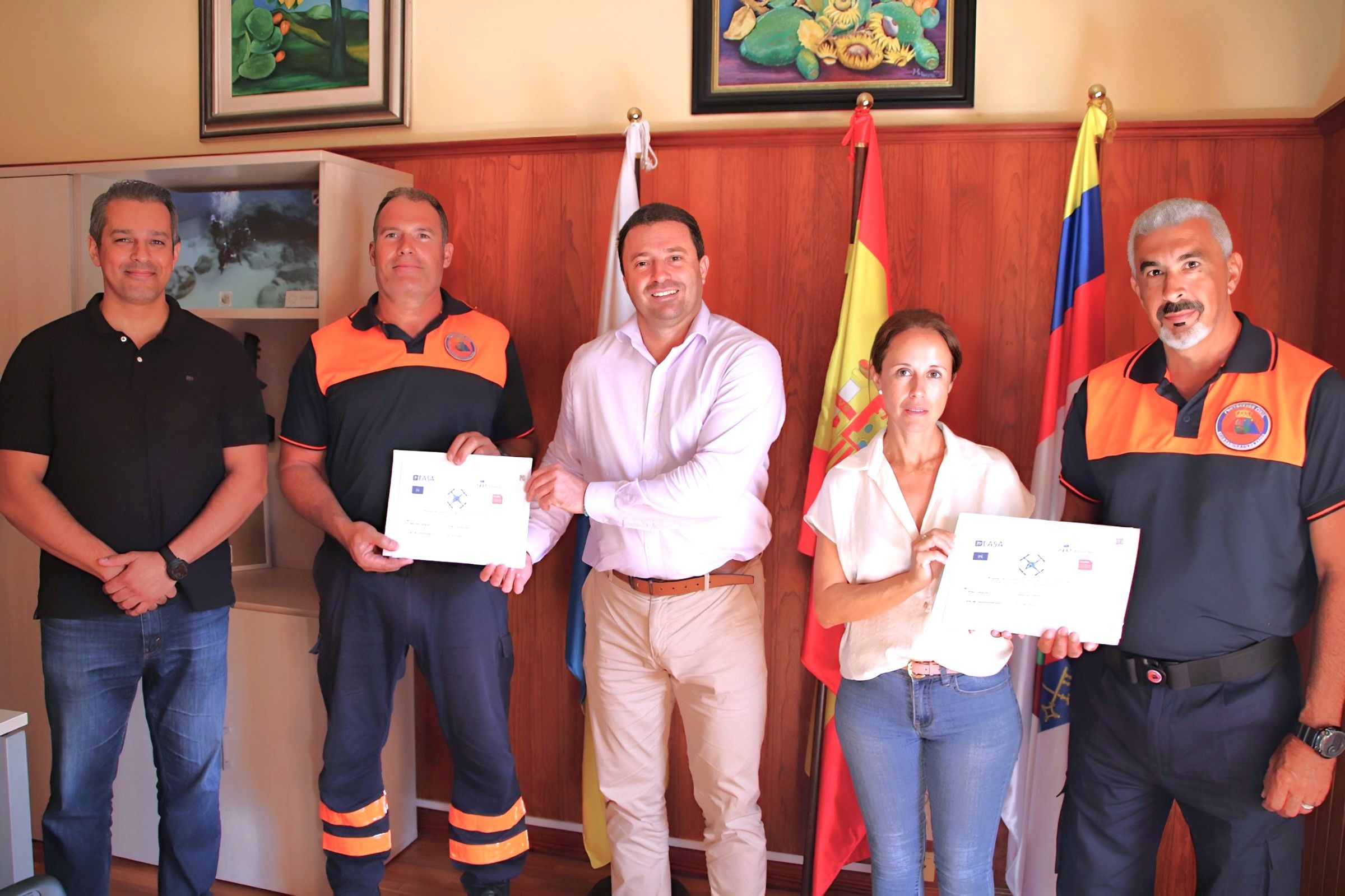 El personal de Protección Civil que se ha formado en Yaiza como pilotos de drone. Foto: Ayuntamiento de Yaiza.