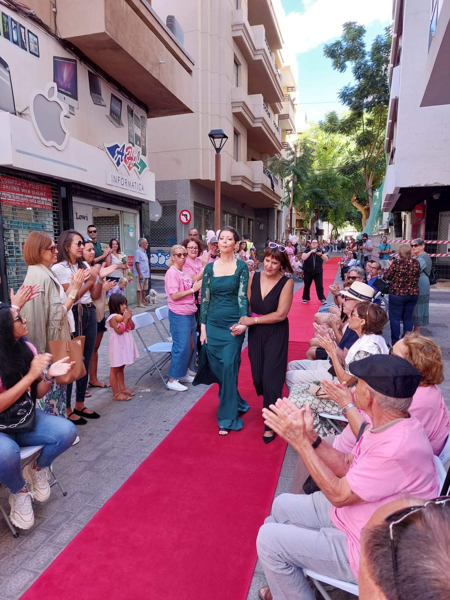 Participante en la pasarela en la zona de La Plazuela, junto a la presidenta de la Asociación Contra el Cáncer