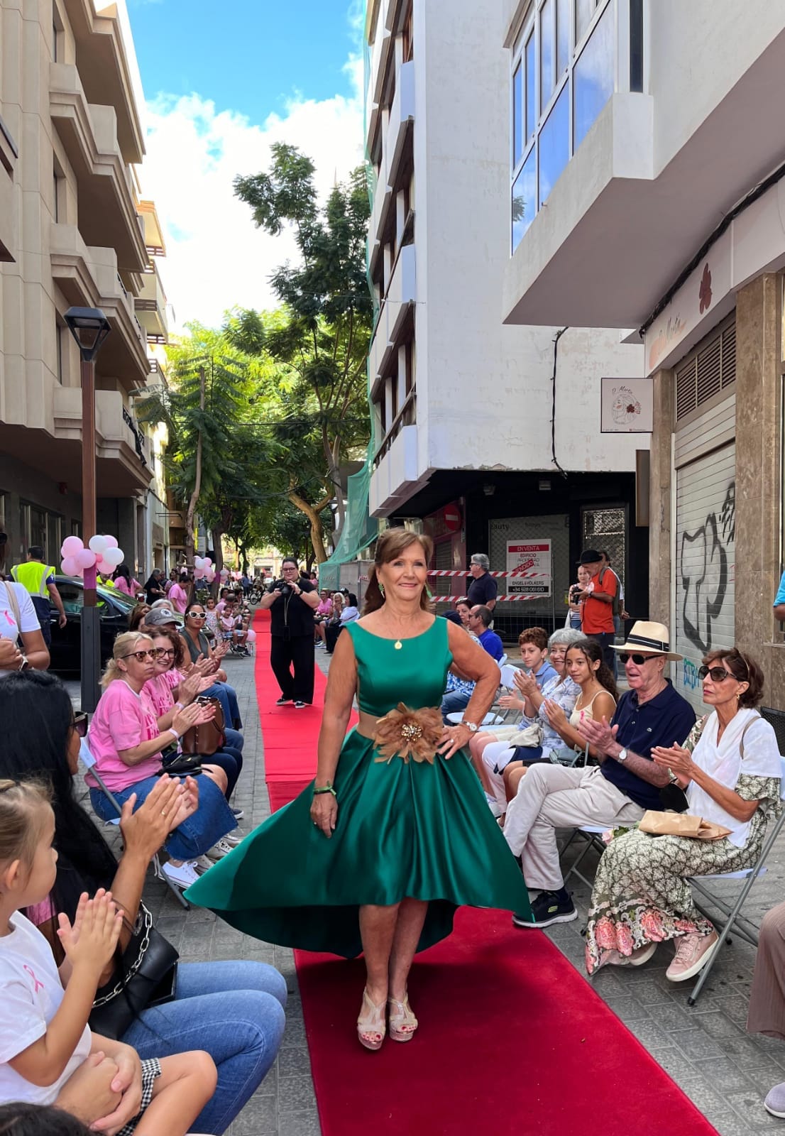 Participante en el desfile de La Pasarela de apoyo a los pacientes del cáncer