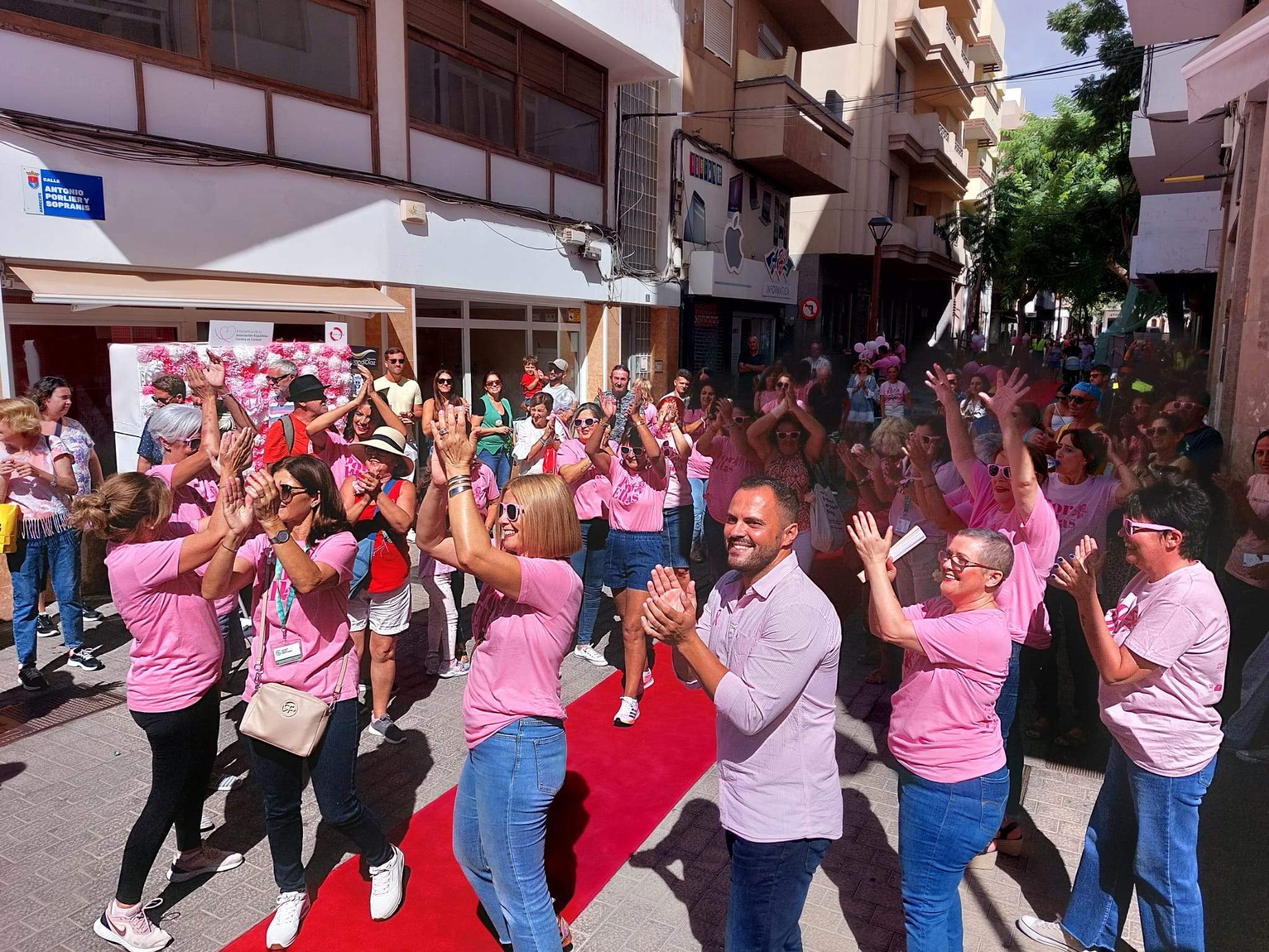 Momento del baile y animación tras el desfile de La Pasarela