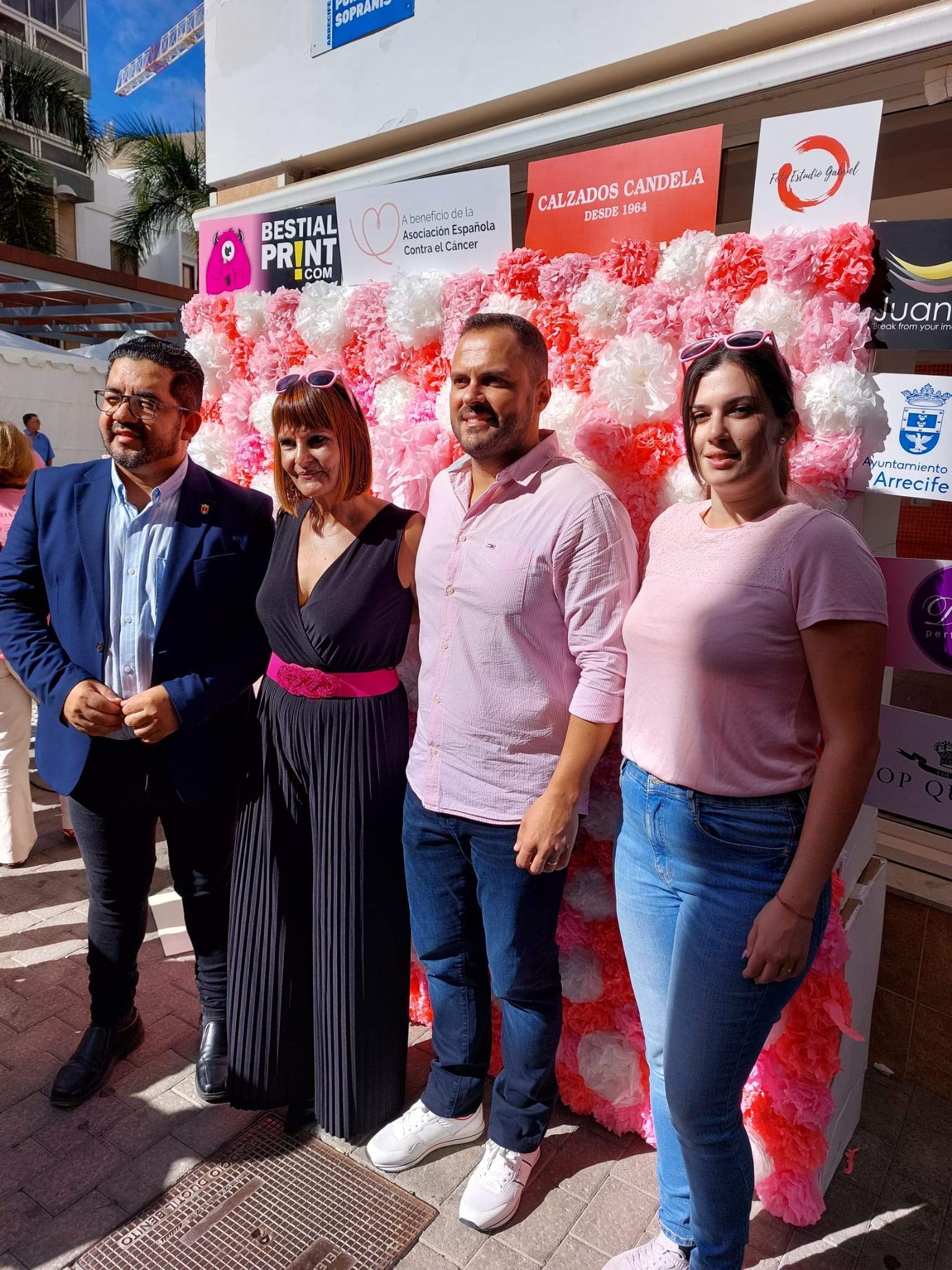 El alcalde junto a la presidenta de la Asociación contra el Cáncer, y ediles de su grupo de Gobierno