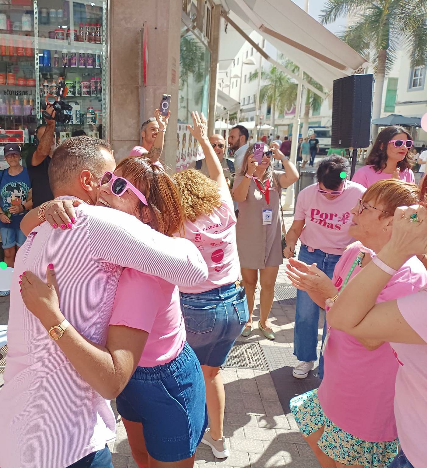 Las asistentes a La Pasarela abrazan al alcalde de Arrecife, Yonathan de León