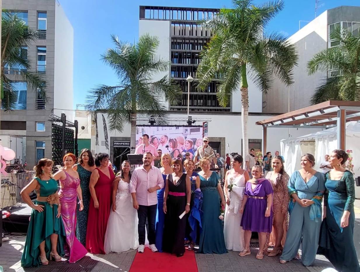 Participantes en la pasarela, junto al alcalde de Arrecife, y la presidenta de la Asociación Contra el Cáncer en Lanzarote