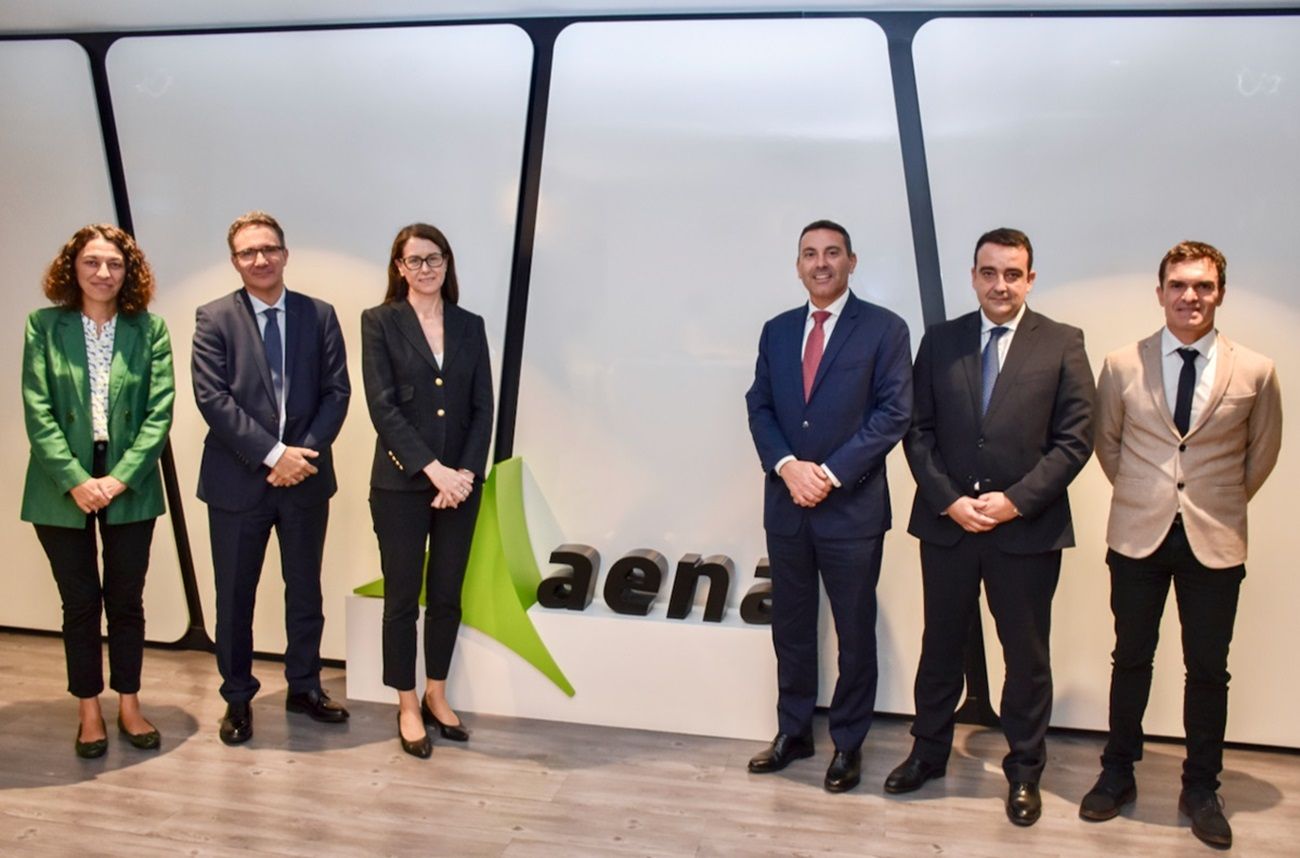 Oswaldo Betancort, Elena Mayoral, José Valle, Héctor Fernández, Ángel Sanz y Sonia Corrochano en la reunión en la sede de Aena