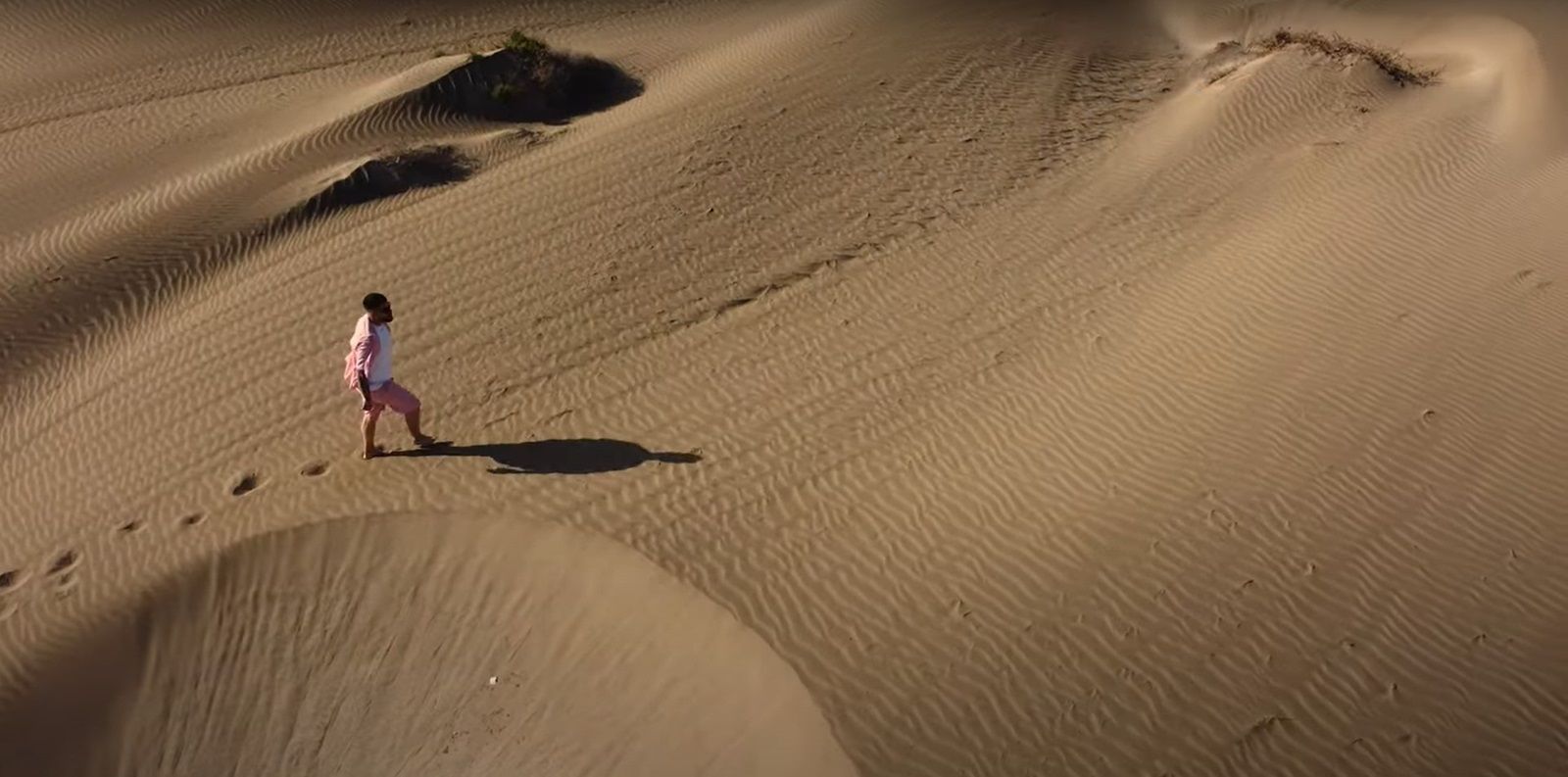 El cantante en las Dunas de Famara durante la grabación del videoclip