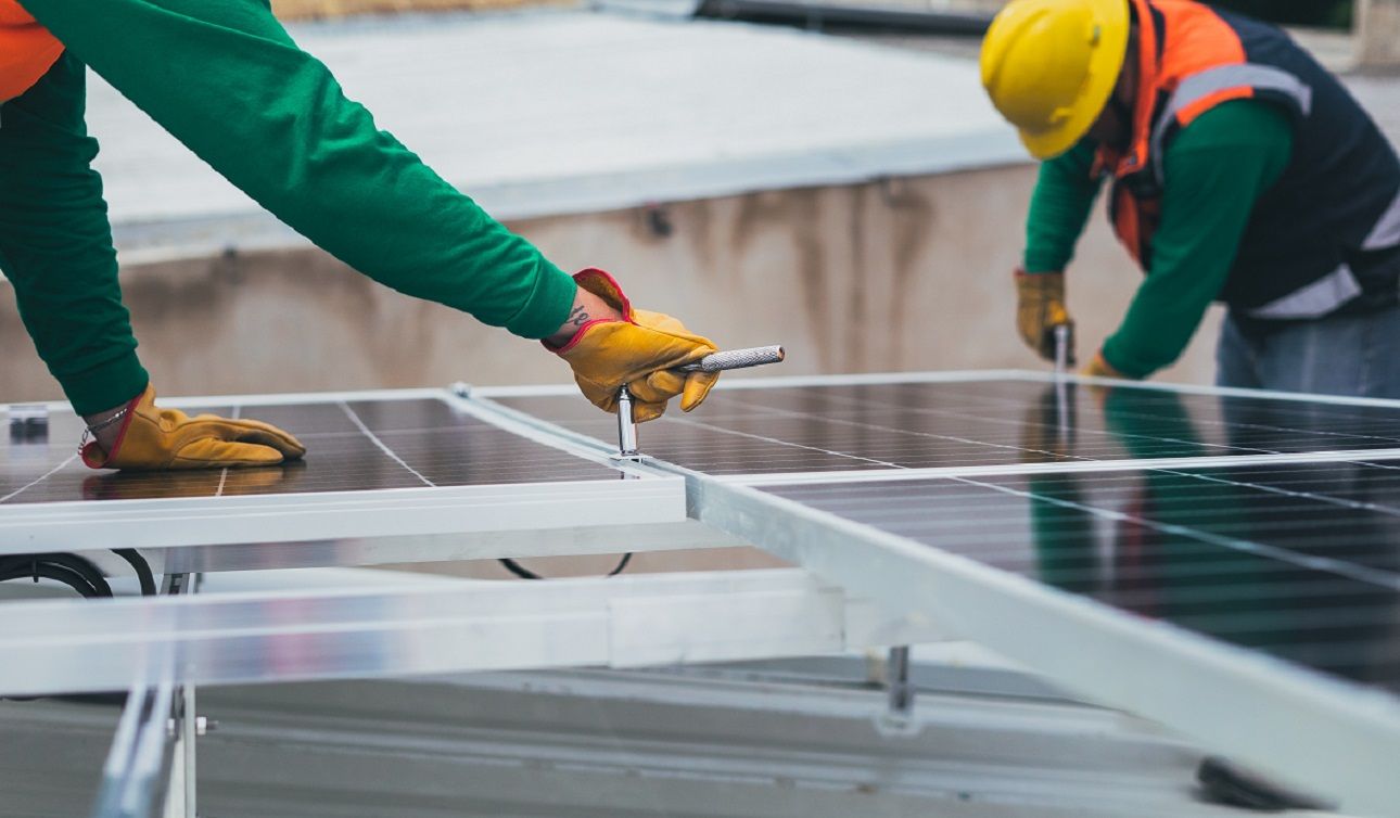 Trabajadores instalando placas solares.