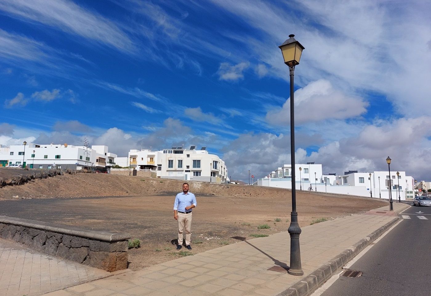 El alcalde de Arrecife, Yonathan de León, en la parcela donde se construirás las nuevas instalaciones deportivas en el barrio de San Francisco Javier
