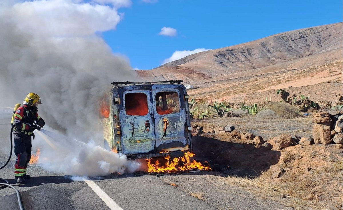 El vehículo ardiendo en Mala