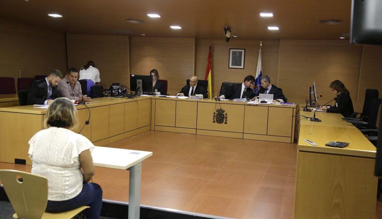 Un momento del juicio contra el masajista acusado de abusar sexualmente de una clienta en Puerto del Carmen. Foto: José Luis Carrasco.