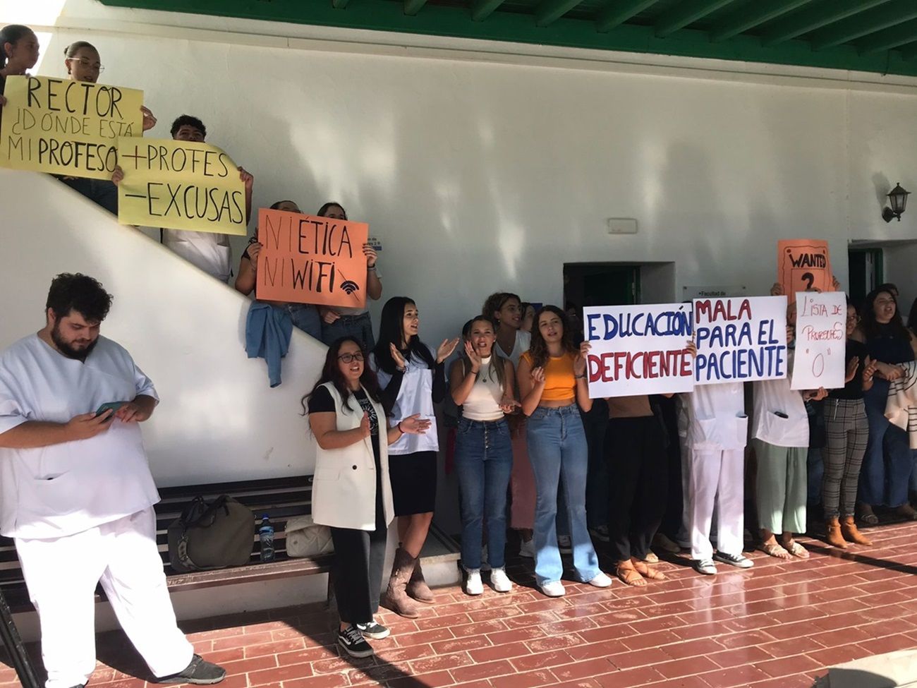 Manifestación en la puerta de la sede de Enfermería de Lanzarote (Foto: José Luis Carrasco)