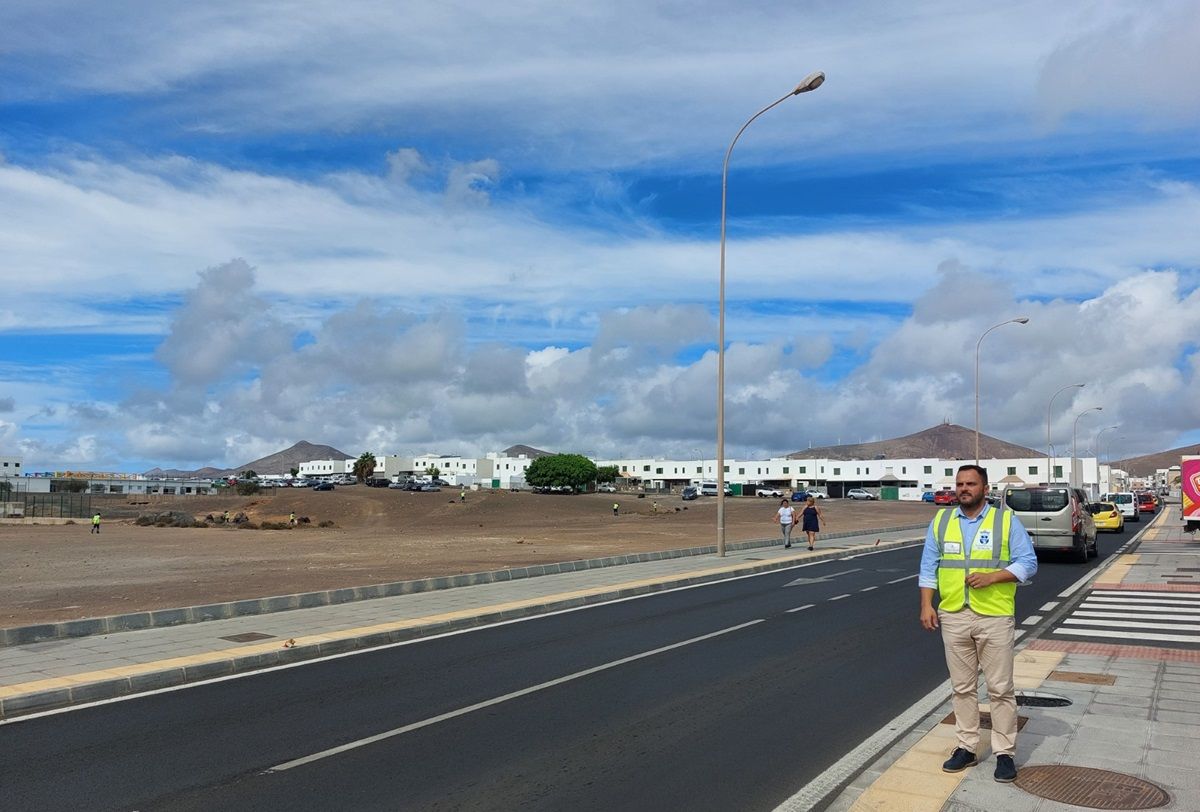 El alcalde de Arrecife en la calle Tenderete en Argana Alta