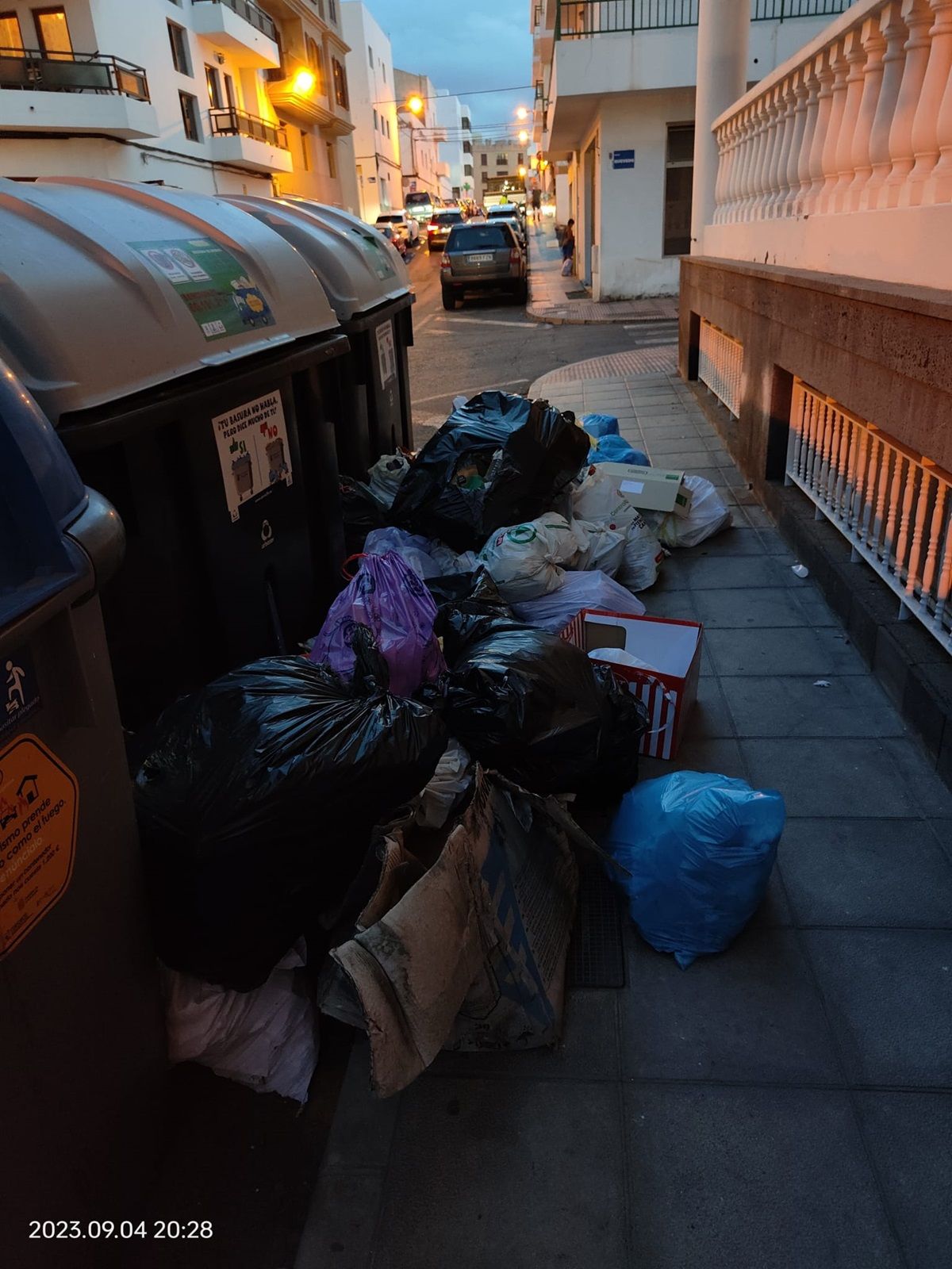 Basura acumulada en la calle Góngora