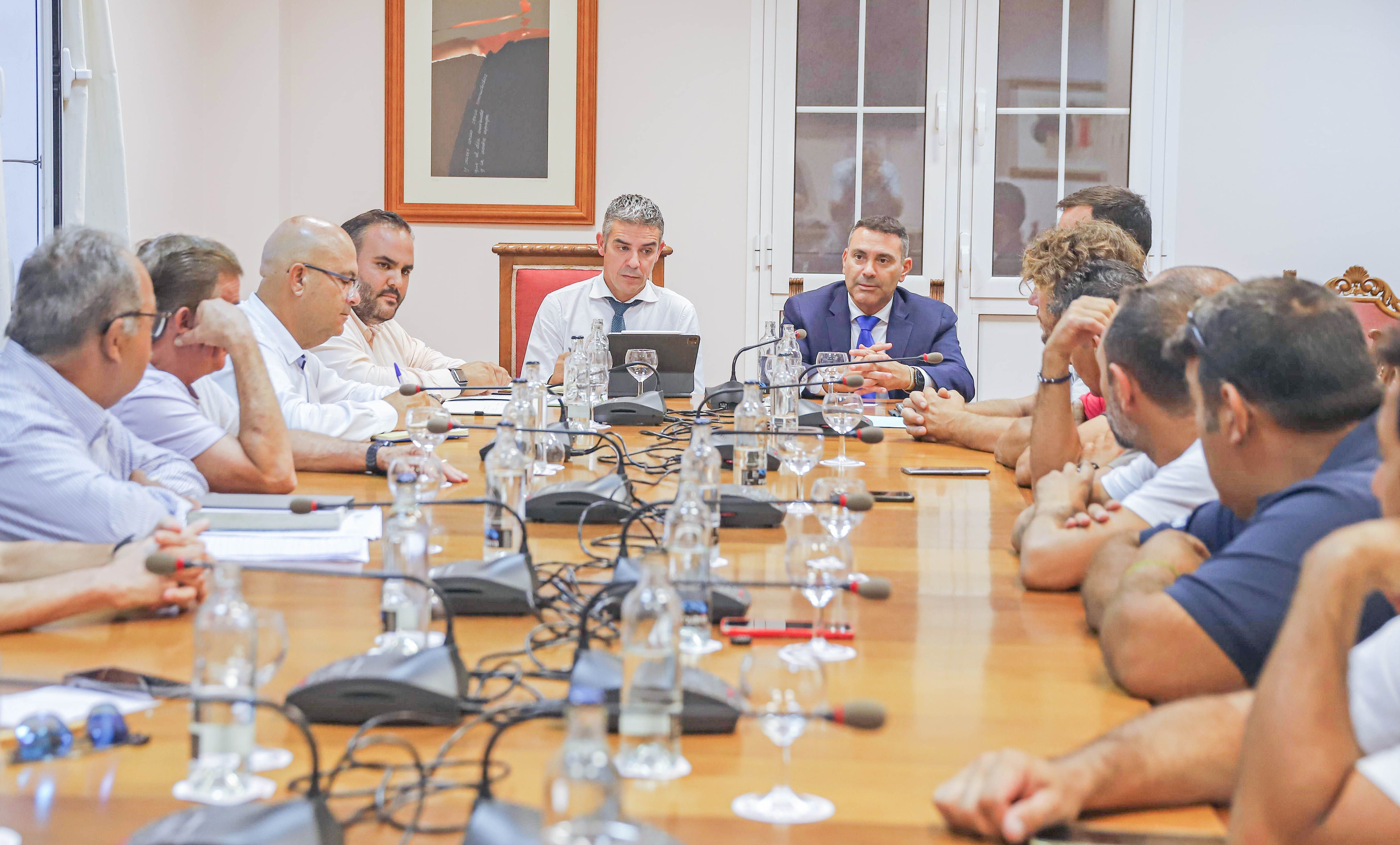 Reunión Gobierno de Canarias, Cabildo de Lanzarote y pescadores. Foto: Gobierno de Canarias.