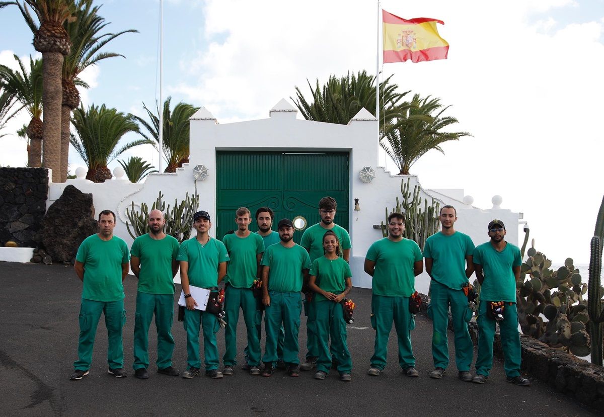 Los alumnos y los dos profesores en la puerta de La Mareta (Foto: José Luis Carrasco)