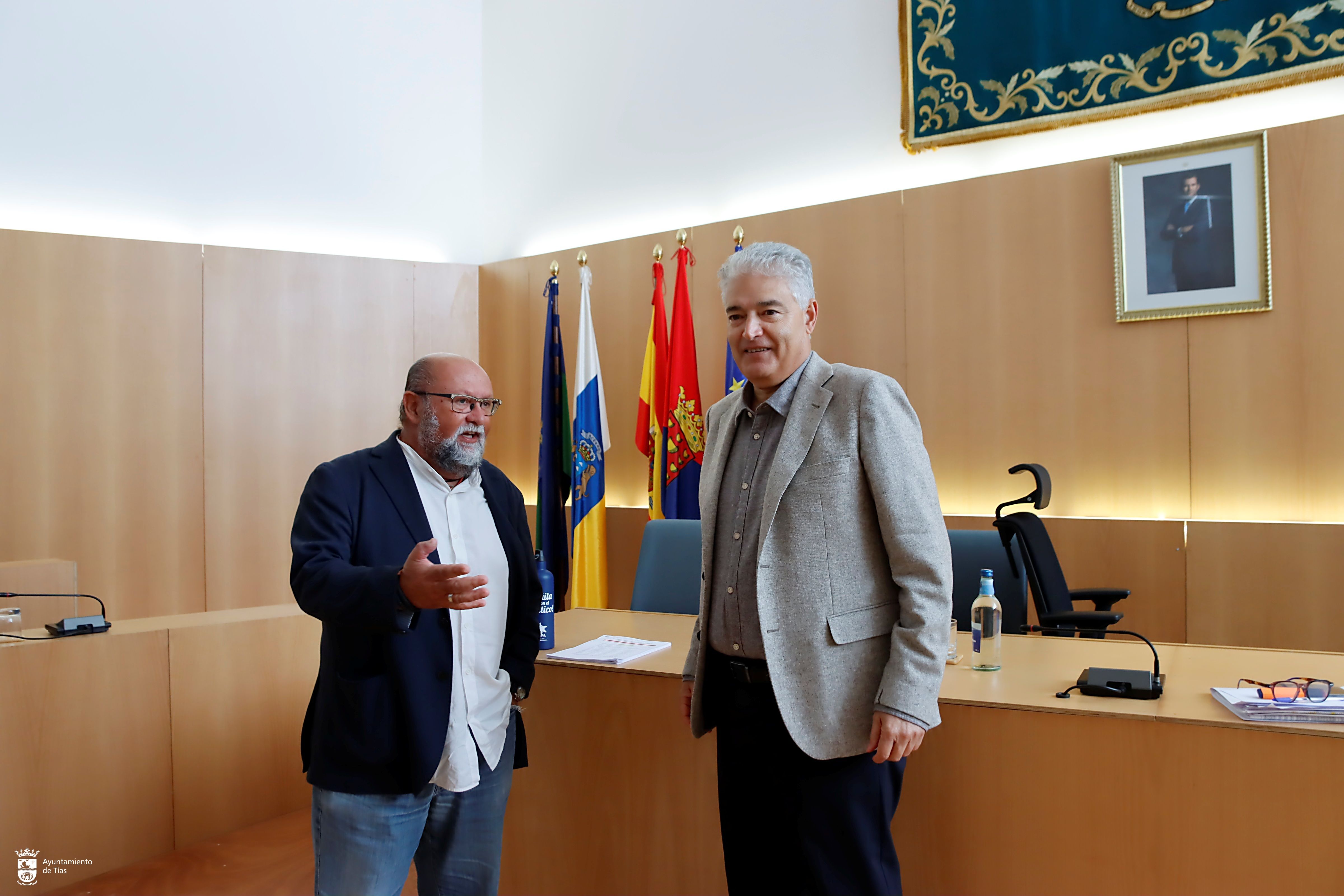 El concejal de Bienestar Social, Nicolás Saavedra (i), junto al alcalde de Tías, José Juan Cruz. Foto: Ayuntamiento de Tías.