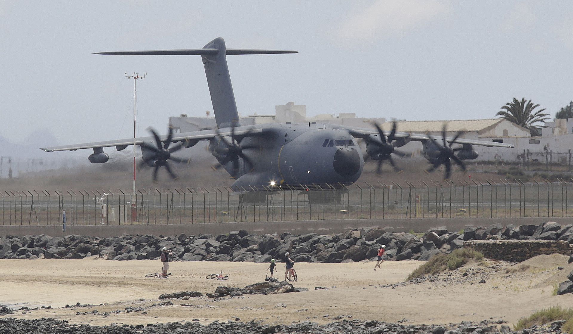 Maniobras militares de un avión en Lanzarote, Canarias. Foto: José Luis Carrasco.