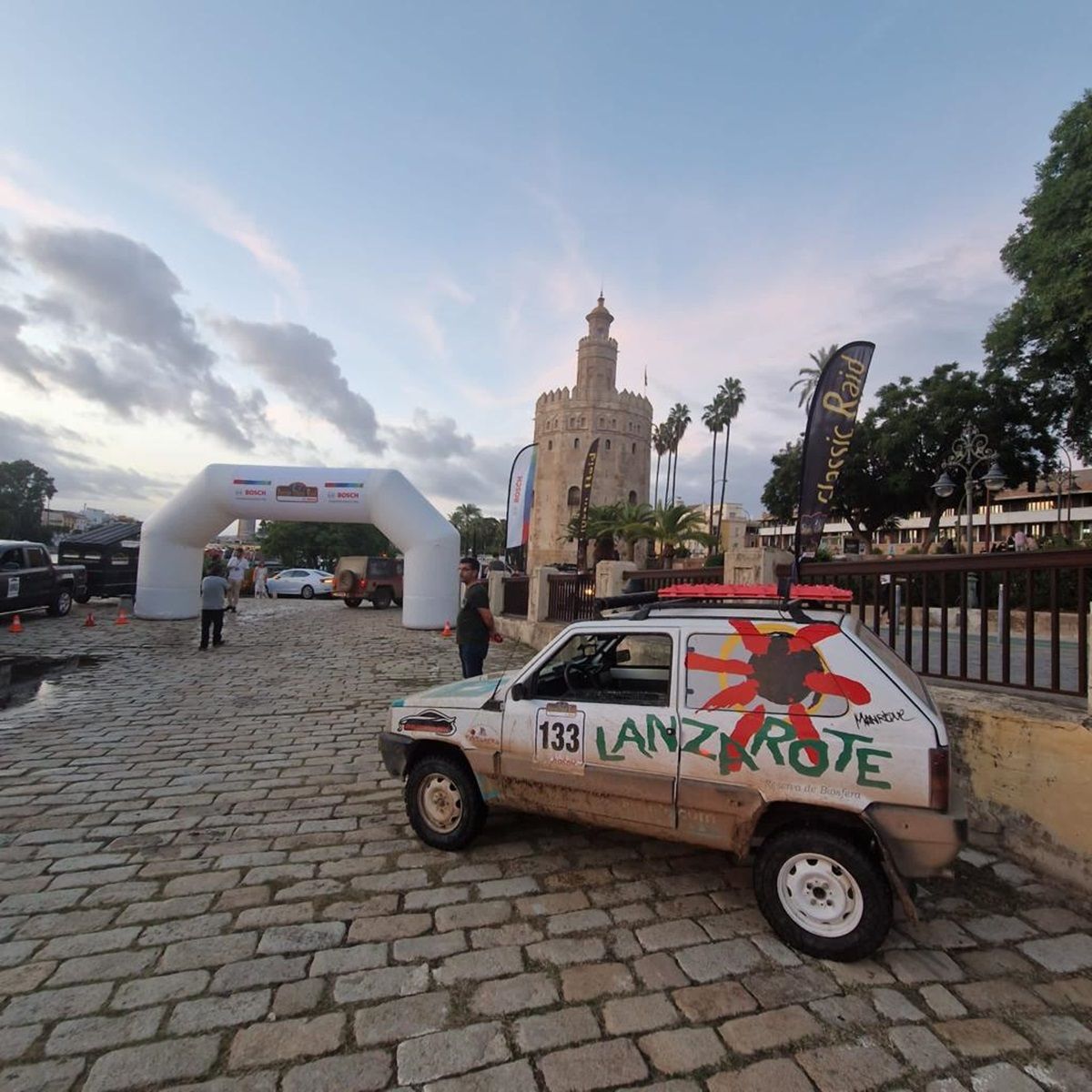 Los lanzaroteños en la 'IV Iberian Classic Raid' en su parada en Sevilla