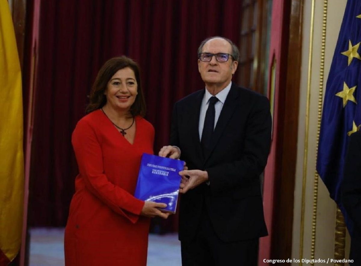 El Defensor del Pueblo, Ángel Gabilondo, entrega a la presidenta de las Cortes Generales, Francina Armengol, el informe sobre abusos sexuales en la Iglesia. Foto: Defensor del Pueblo