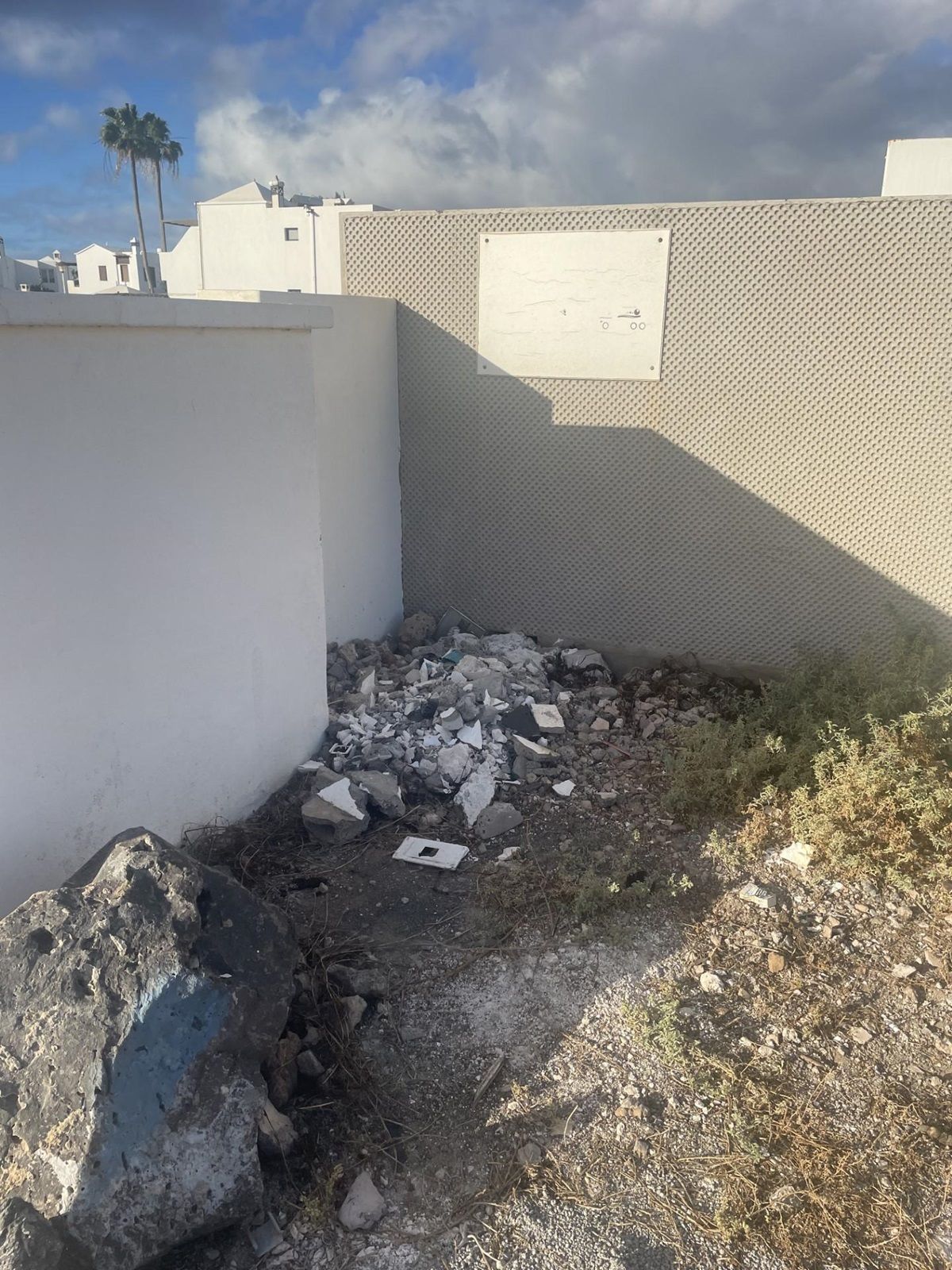 Los escombros depositados cerca de los contenedores en Tías