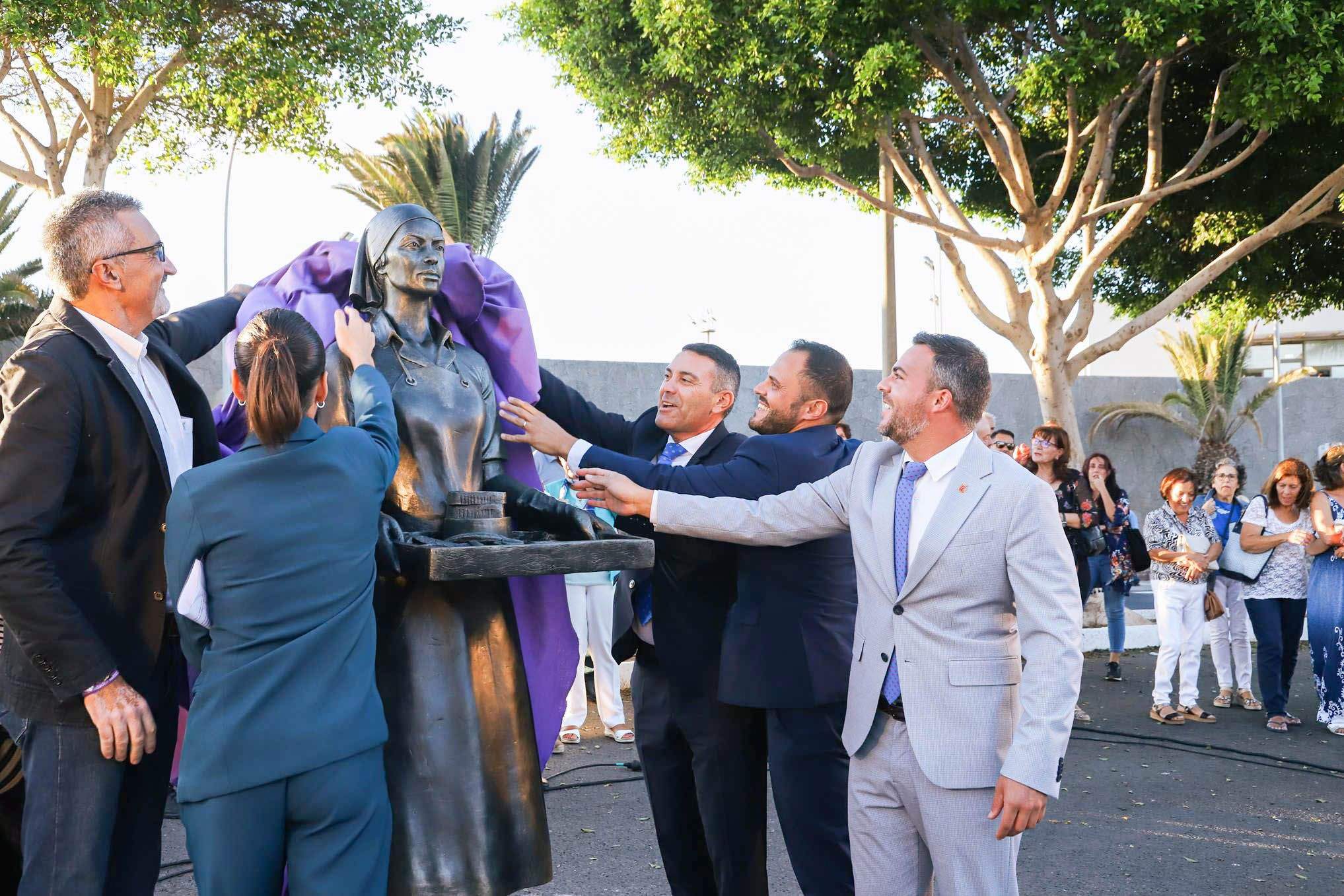 Inauguración de la escultura homenaje a las mujeres conserveras de Lanzarote