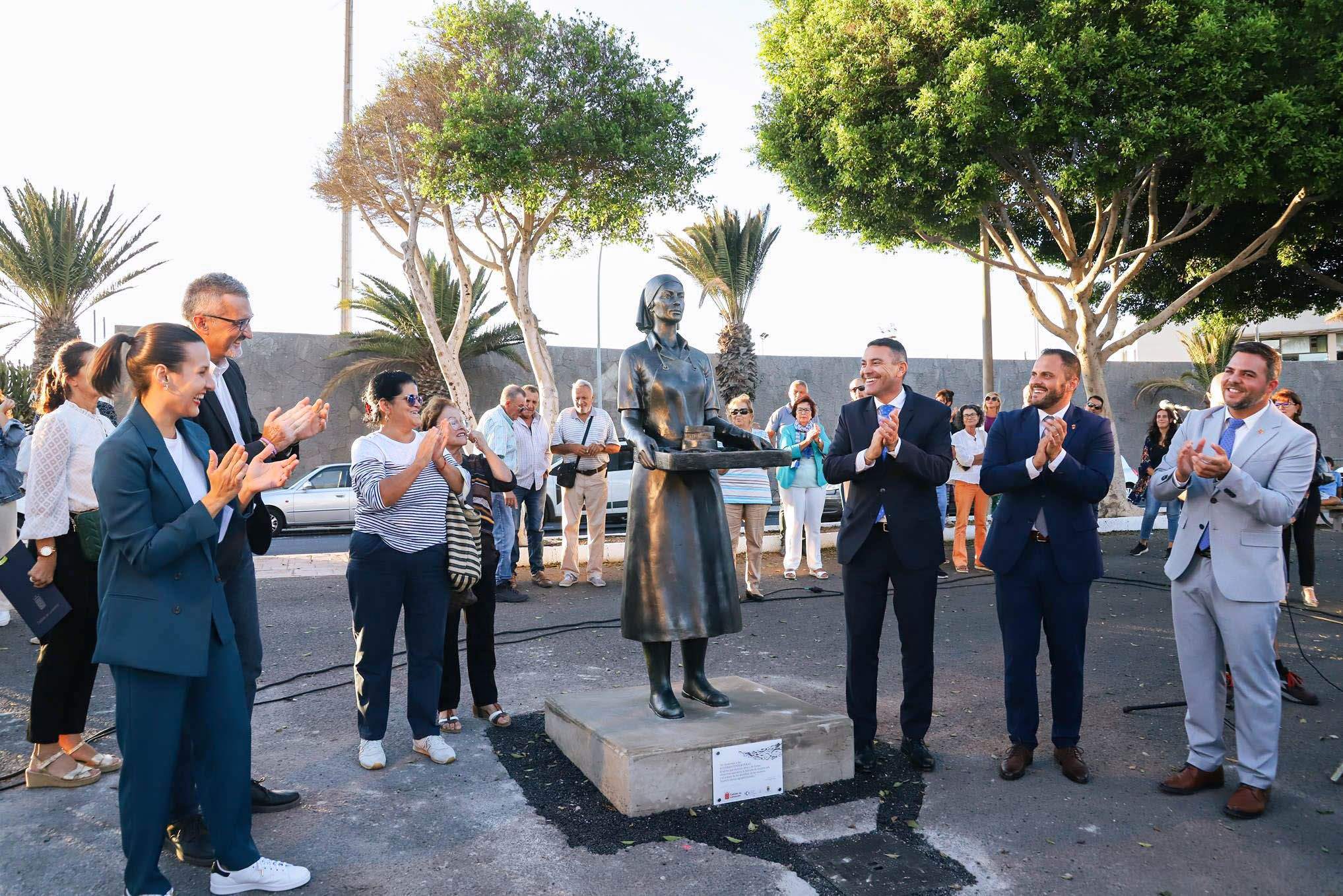 Inauguración de la escultura homenaje a las mujeres conserveras de Lanzarote