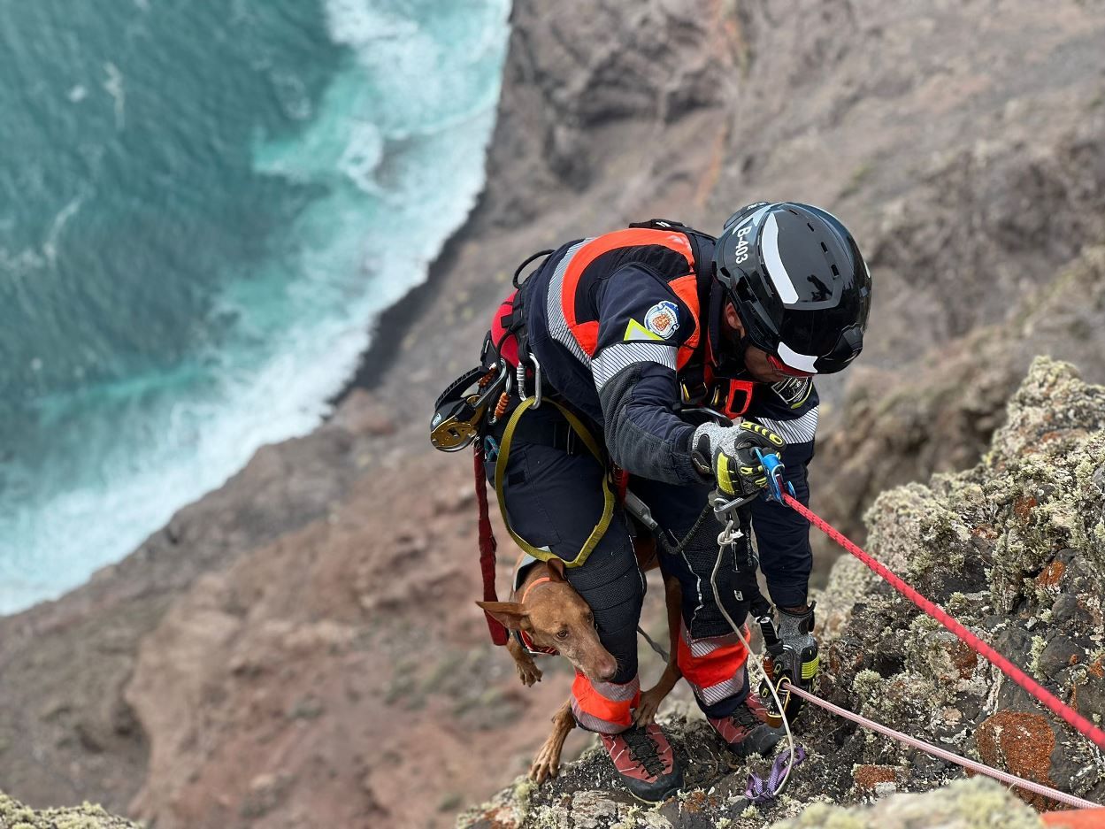 Rescate de un perro en el Risco de Famara