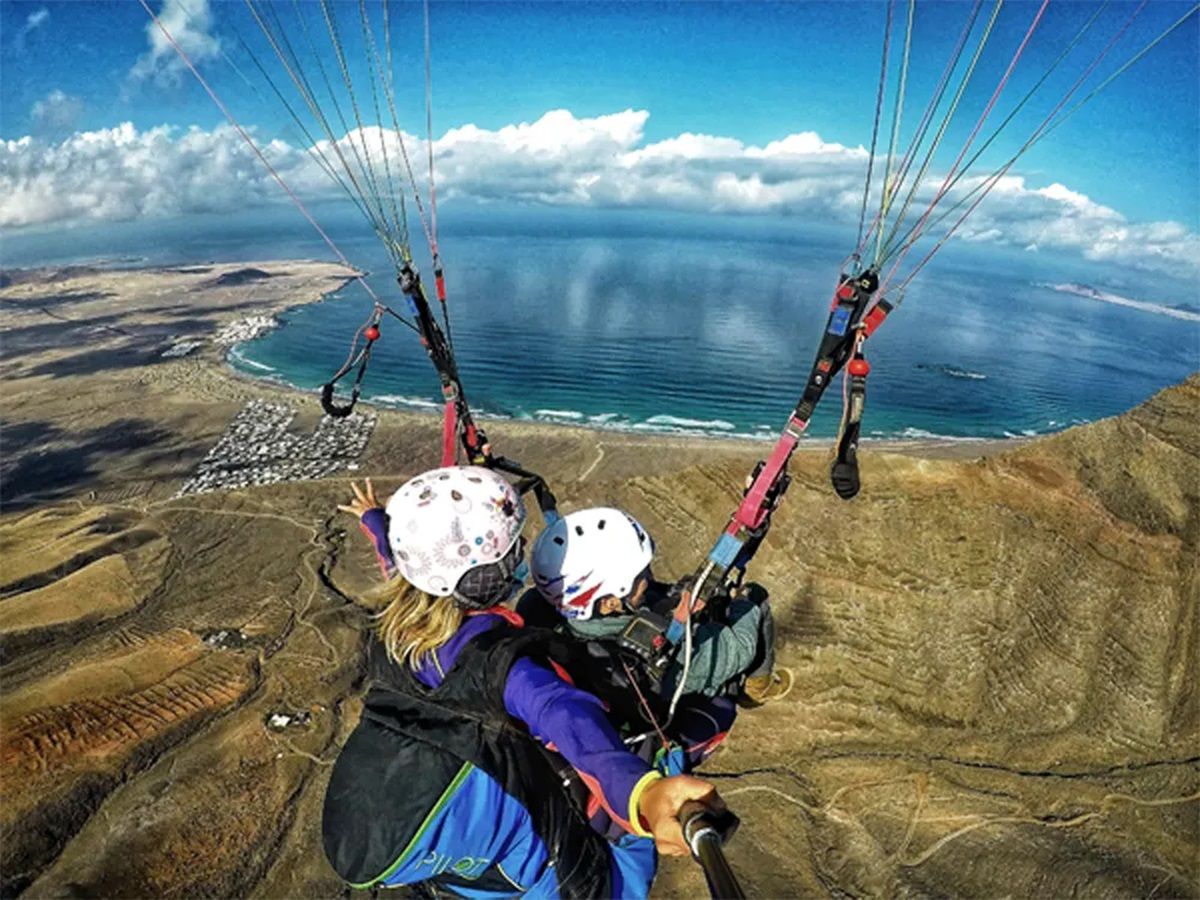 Dos personas  sobrevuelan Lanzarote en parapente. Foto: Lanzafly.
