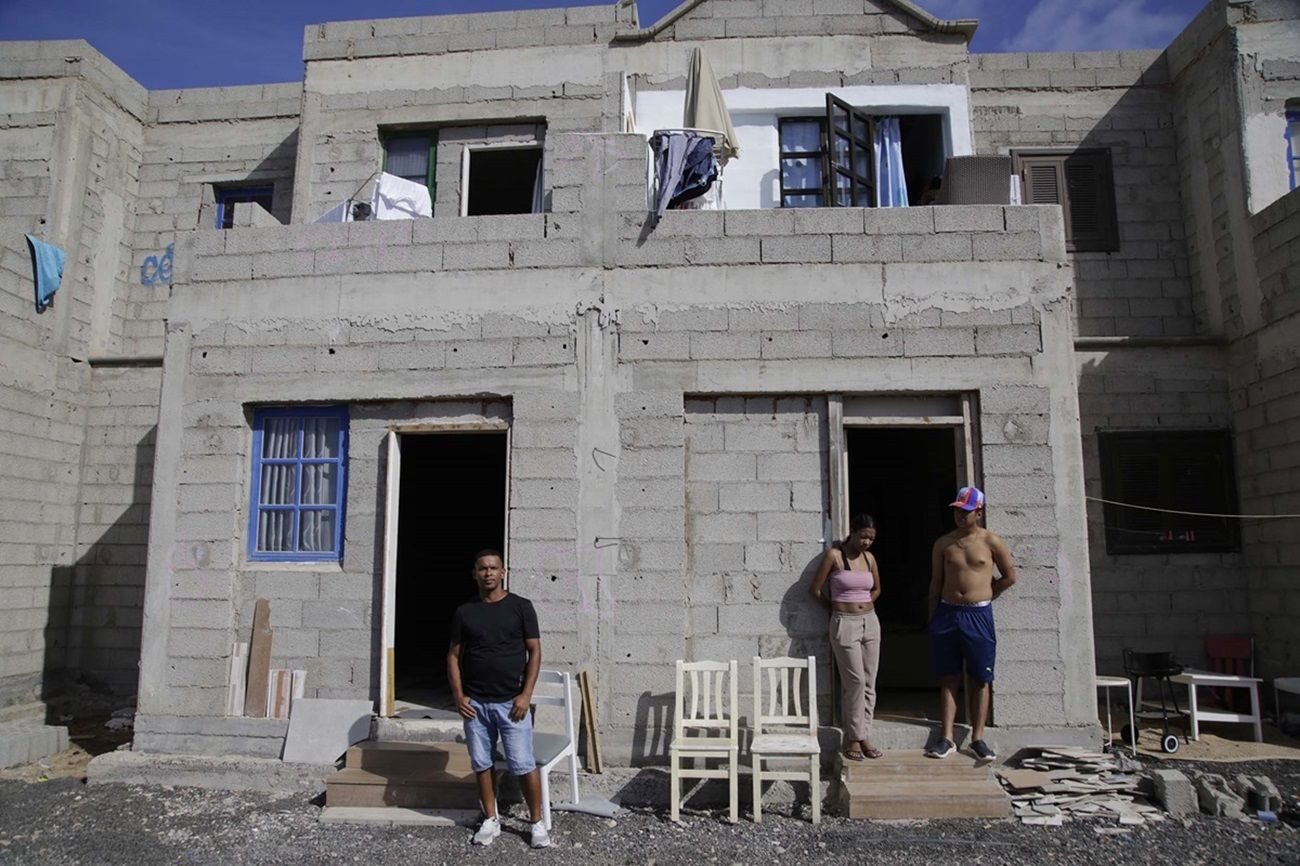 Los vecinos frente a las casas abandonadas en Playa Blanca (Foto: José Luis Carrasco)