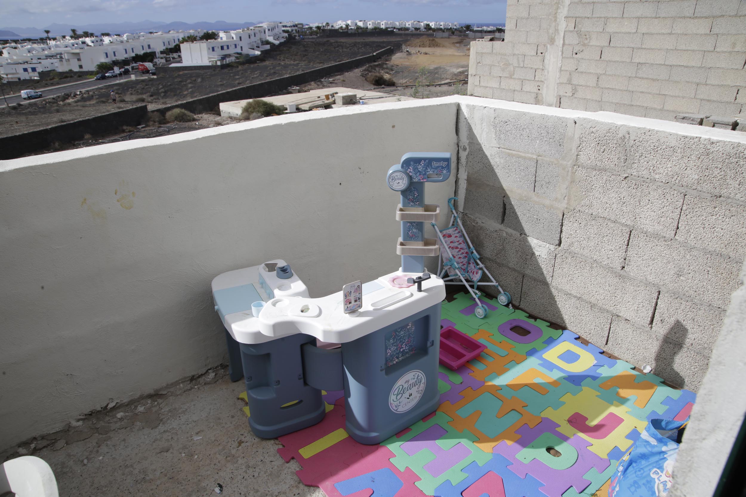 Familias que viven de okupas en el edificio que quiere ser desalojado en Playa Blanca (Fotos: José Luis Carrasco)