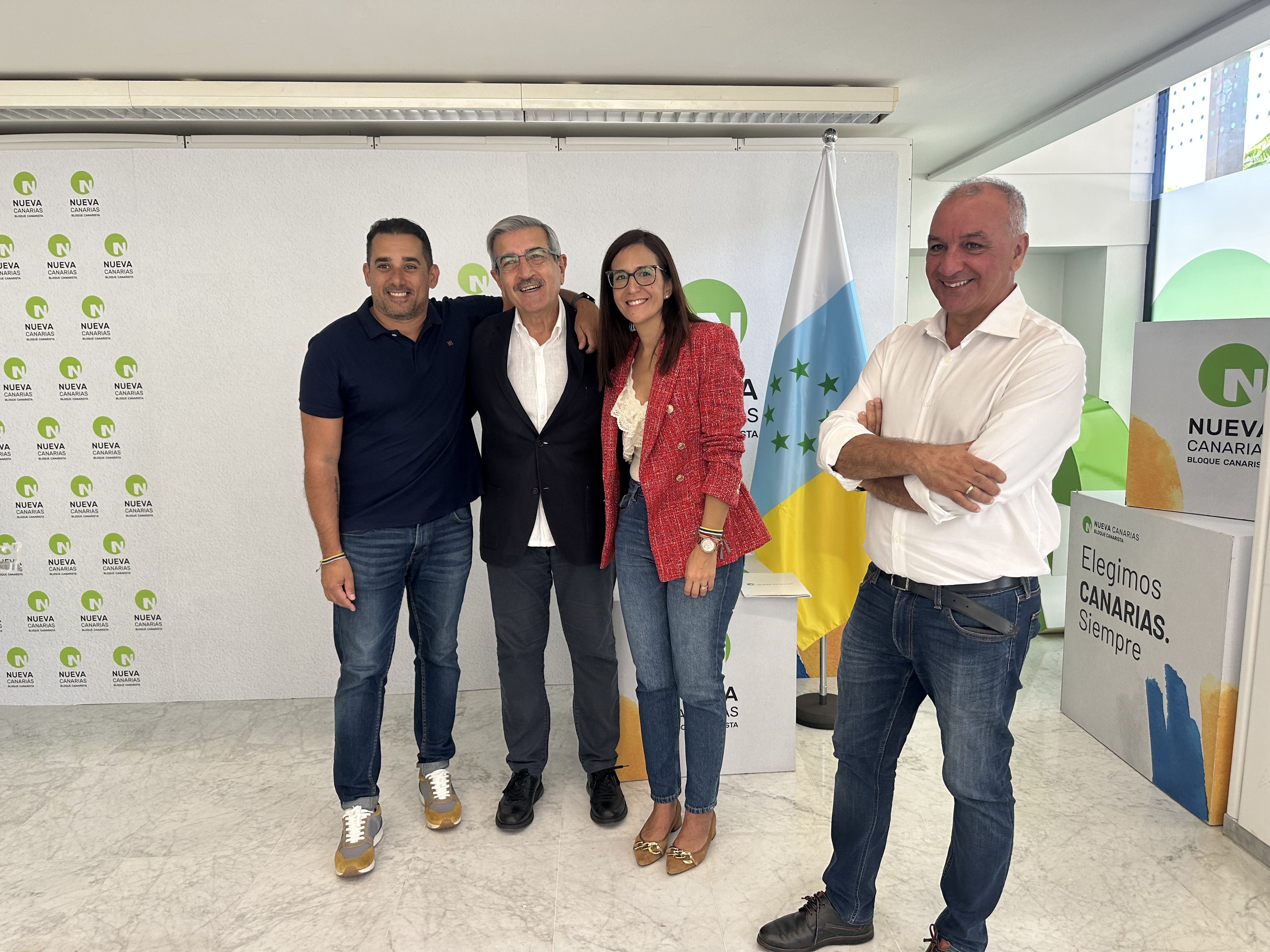 Román Rodríguez junto a la nueva dirección de Nueva Canarias en Lanzarote. Foto: Nueva Canarias.