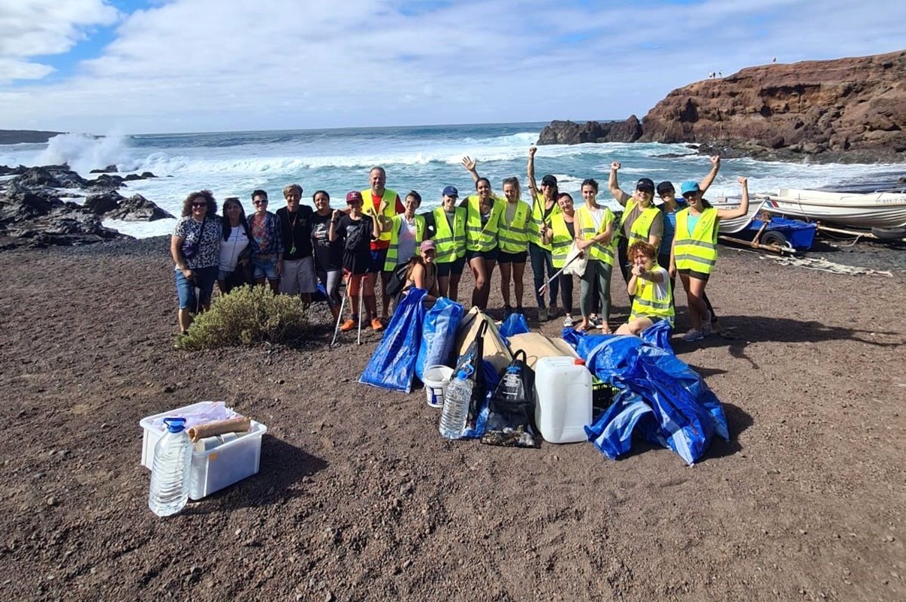Los voluntarios en El Golfo recogiendo basura