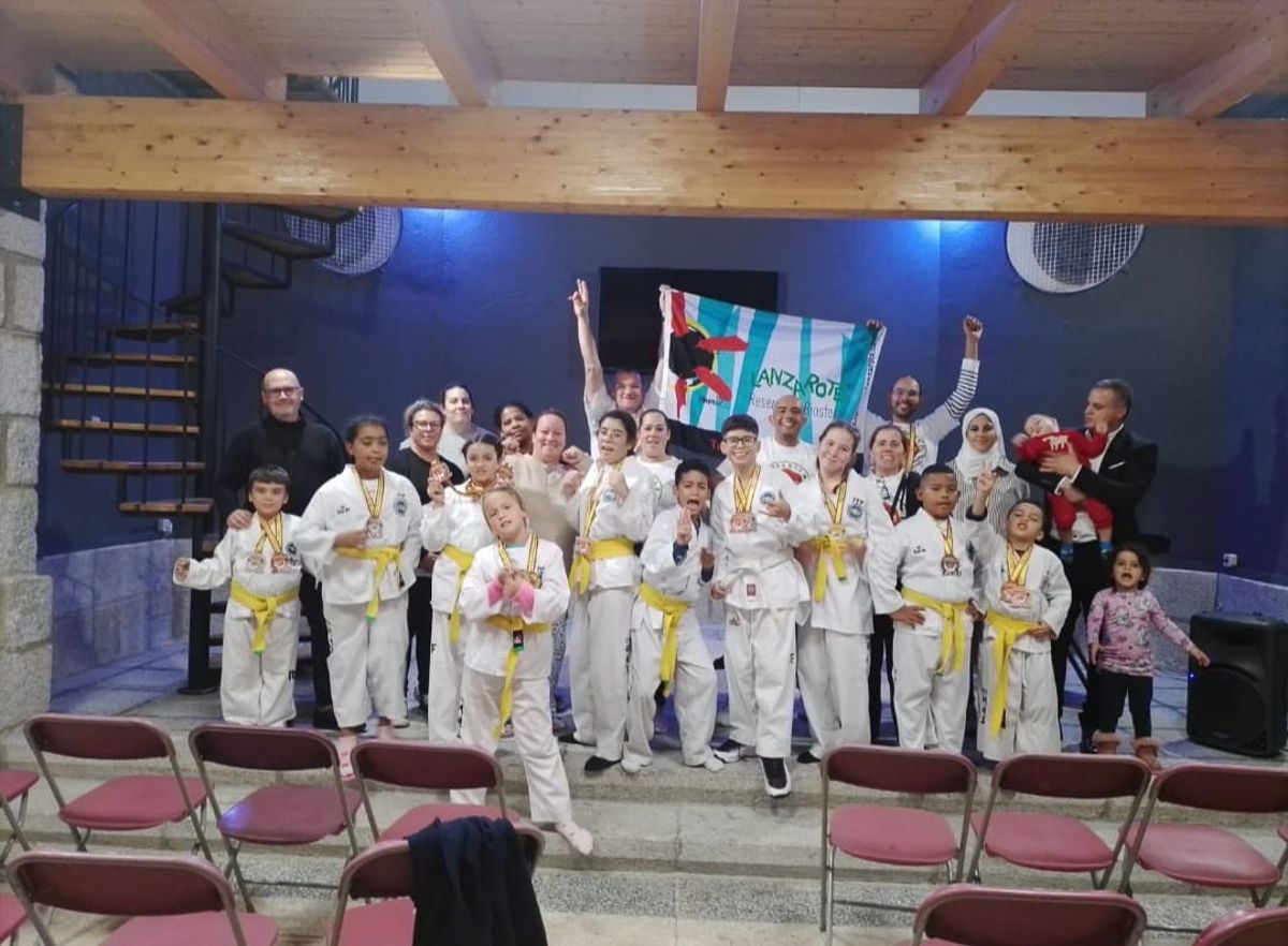 The ten taekwondo athletes from Lanzarote who participated in the European Championship. Photo: Cabildo de Lanzarote.