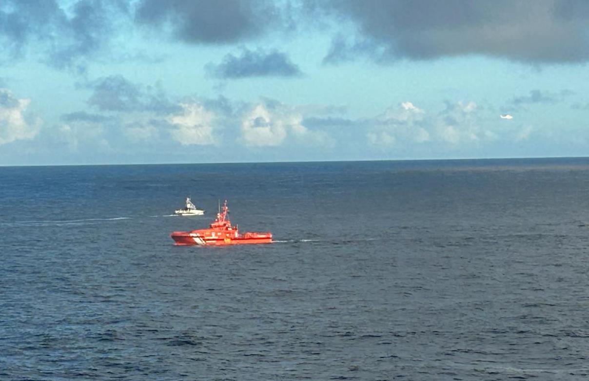 Dispositivo de búsqueda de un tripulante de un velero en la costa de Tinajo