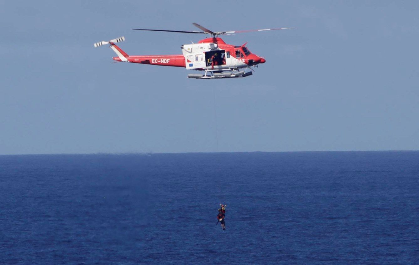 El helicóptero trasladada el cuerpo del tercer tripulante del barco que encalló en Tinajo(Fotos: José Luis Carrasco)