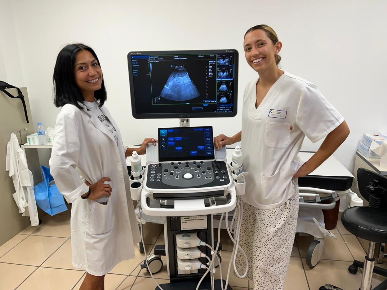 Profesionales con ecógrafo en un centro de salud