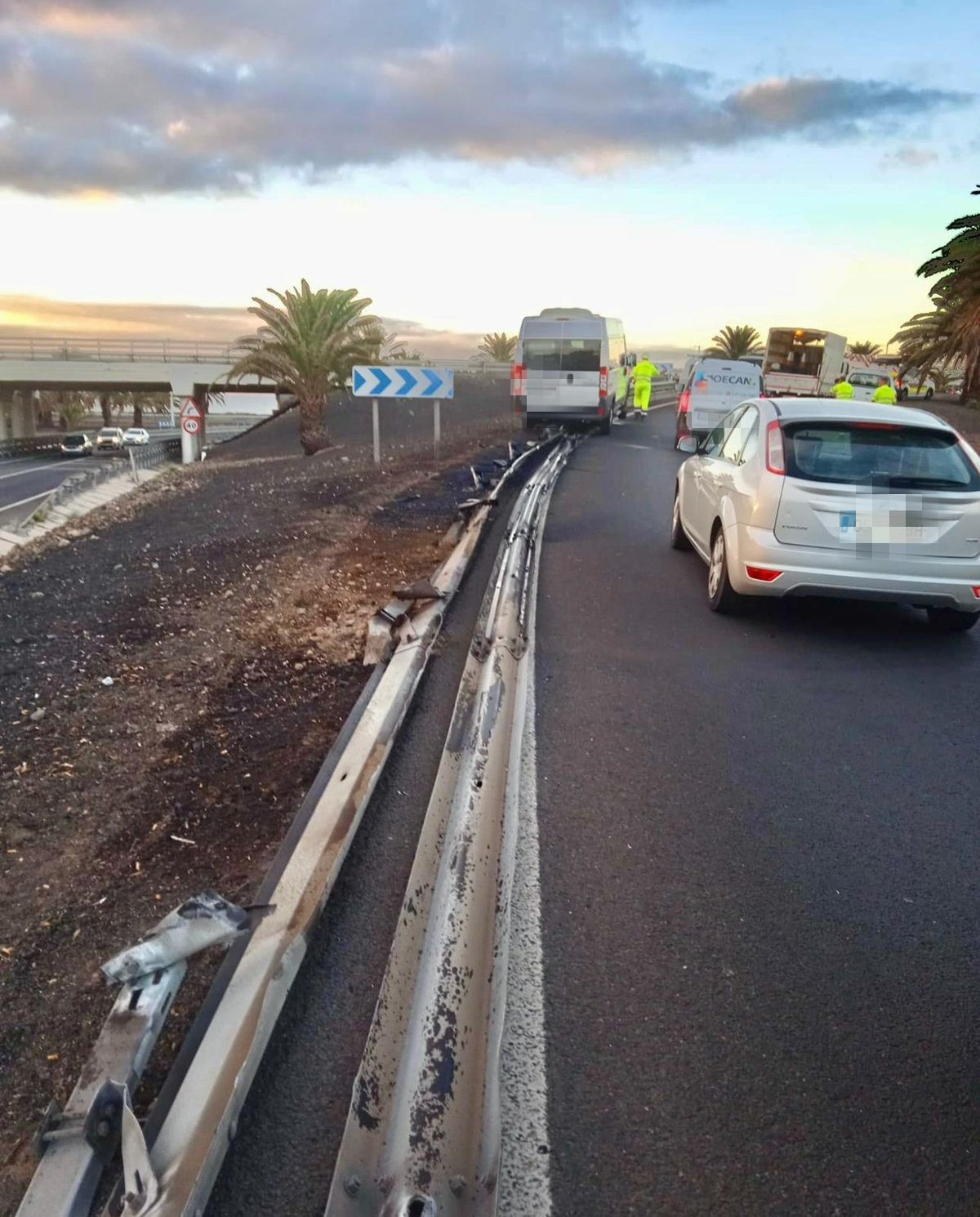 Trabajadores reparando el guardarraíl 