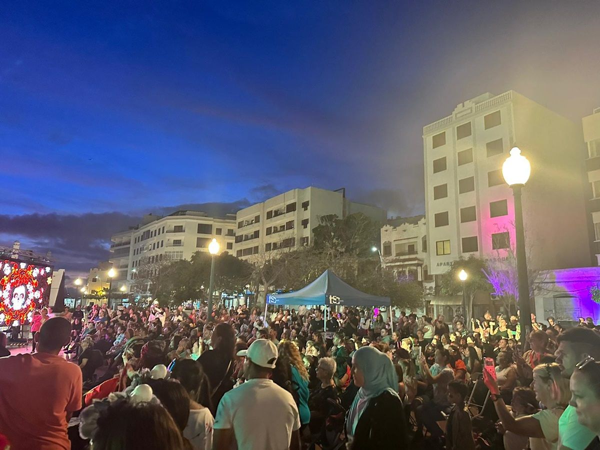 Los ciudadanos durante el concierto en la Noche de Halloween