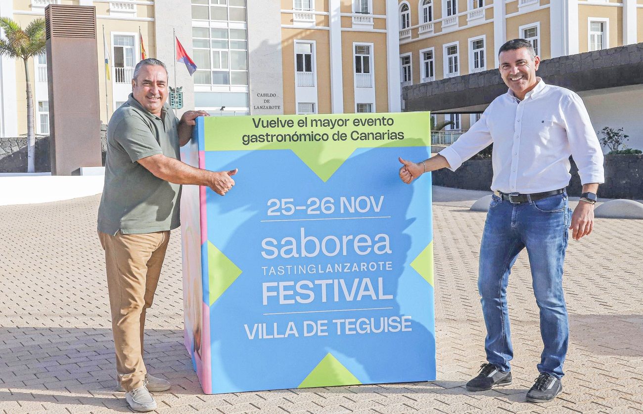 Oswaldo Betancort y Ángel Vázquez con el cartel del festival Saborea