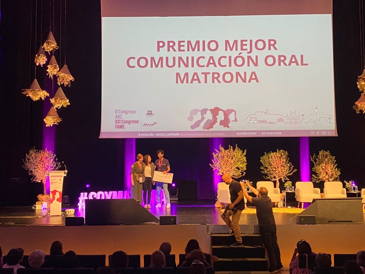 Las tres matronas en la entrega del premio a la mejor comunicación oral